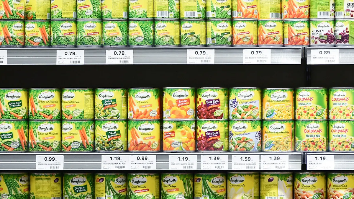 ARCHIV - Eine Kundin steht am 09.02.2015 in Haßloch (Rheinland-Pfalz) in einem Edeka-Supermarkt vor einem Regal mit Dosengemüse. Foto: Uwe Anspach/dpa (zu dpa «Der Selbstbedienungsladen feiert seinen 100. Geburtstag» vom 02.09.2016) +++(c) dpa - Bildfunk+++