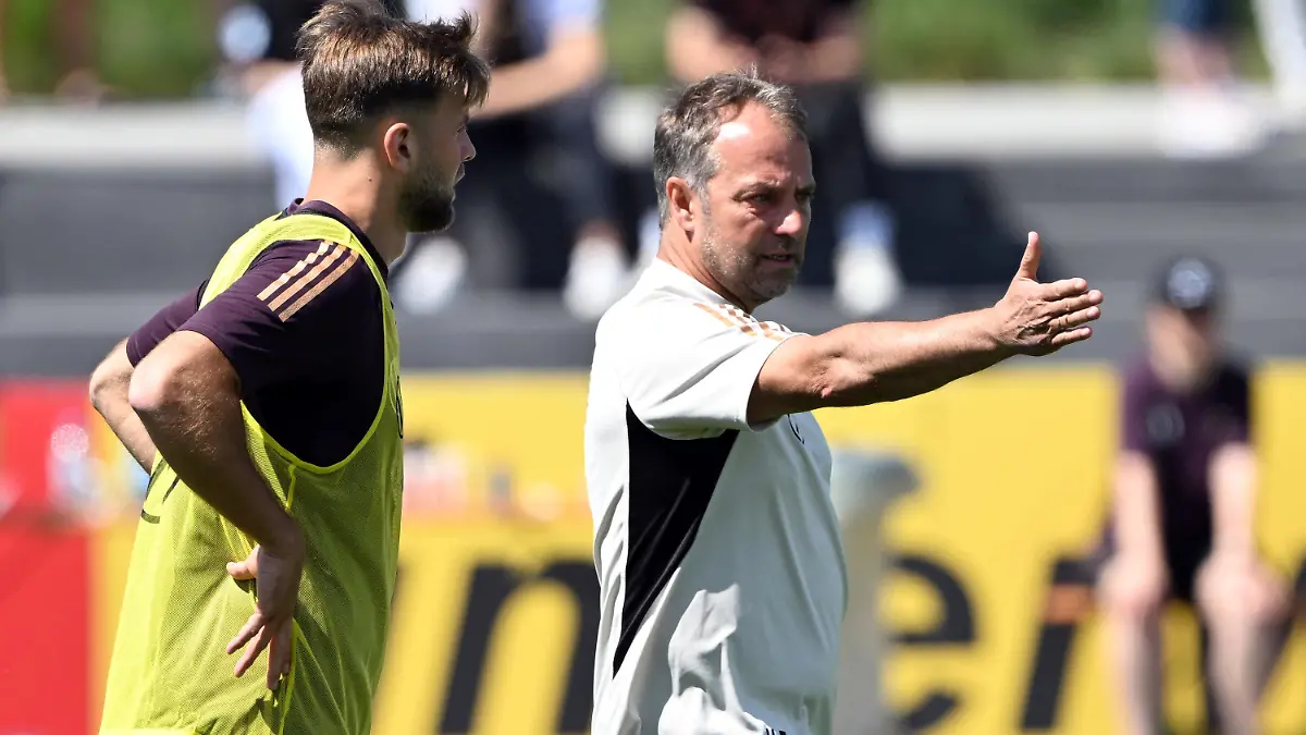 14.06.2023, Hessen, Frankfurt/Main: Fußball: Nationalmannschaft, vor dem Länderspiel gegen Polen, Training auf dem DFB-Campus. Bundestrainer Hansi Flick (r) unterhält sich mit Niclas Füllkrug. Foto: Federico Gambarini/dpa +++ dpa-Bildfunk +++
