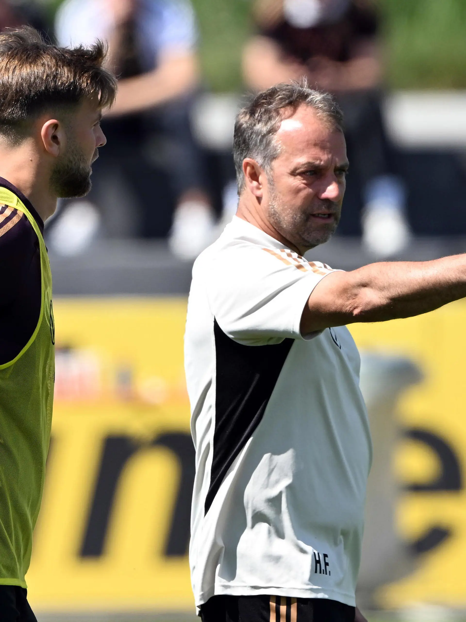 14.06.2023, Hessen, Frankfurt/Main: Fußball: Nationalmannschaft, vor dem Länderspiel gegen Polen, Training auf dem DFB-Campus. Bundestrainer Hansi Flick (r) unterhält sich mit Niclas Füllkrug. Foto: Federico Gambarini/dpa +++ dpa-Bildfunk +++