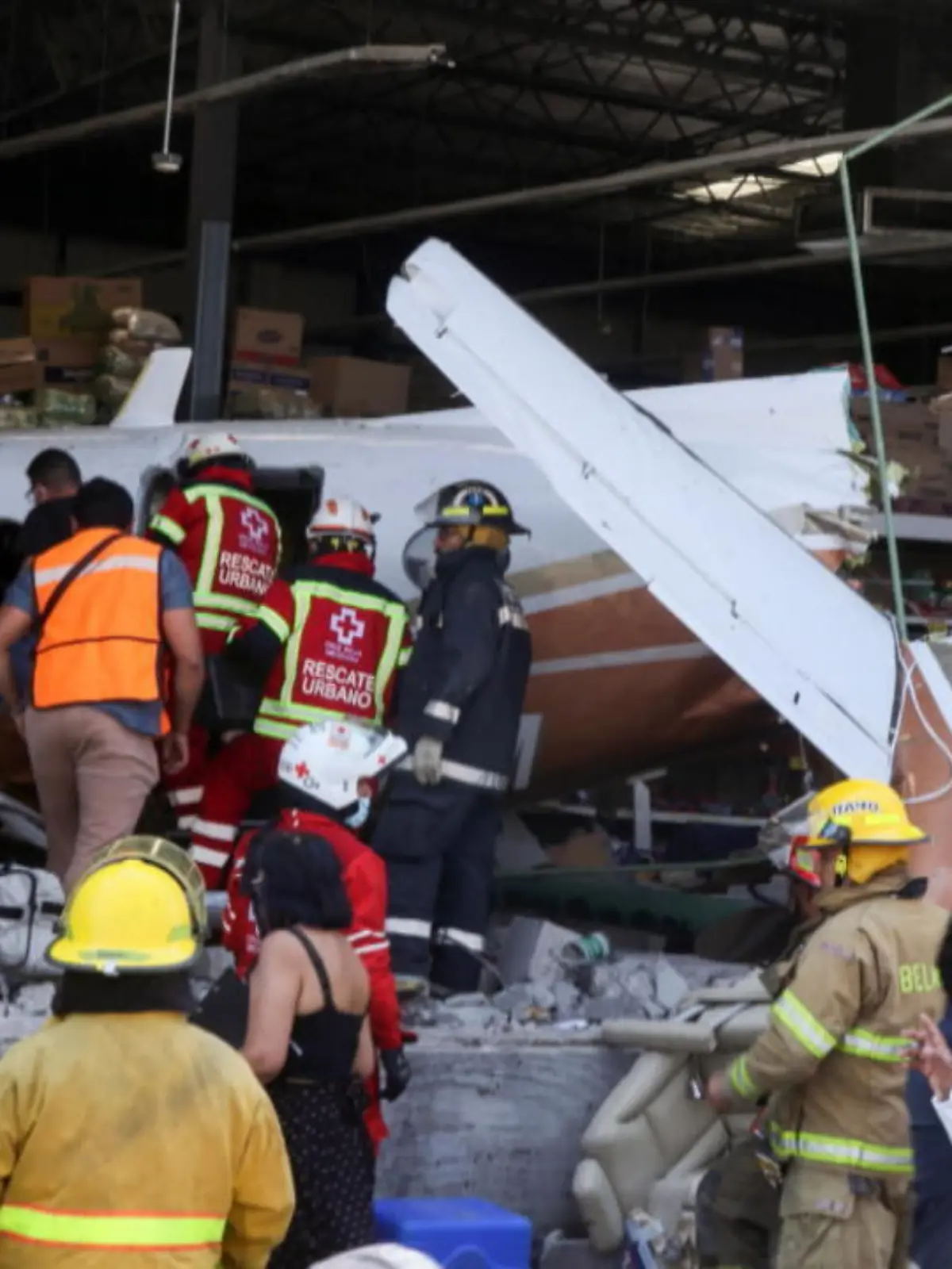 Die Kunden dieses Supermarktes in der mexikanischen Stadt Temixco wollten nur in Ruhe einkaufen gehen, als plötzlich ein Leichtflugzeug in das Gebäude kracht. Das Ausmaß der Zerstörung ist riesig, was bleibt, ist ein Trümmerhaufen.