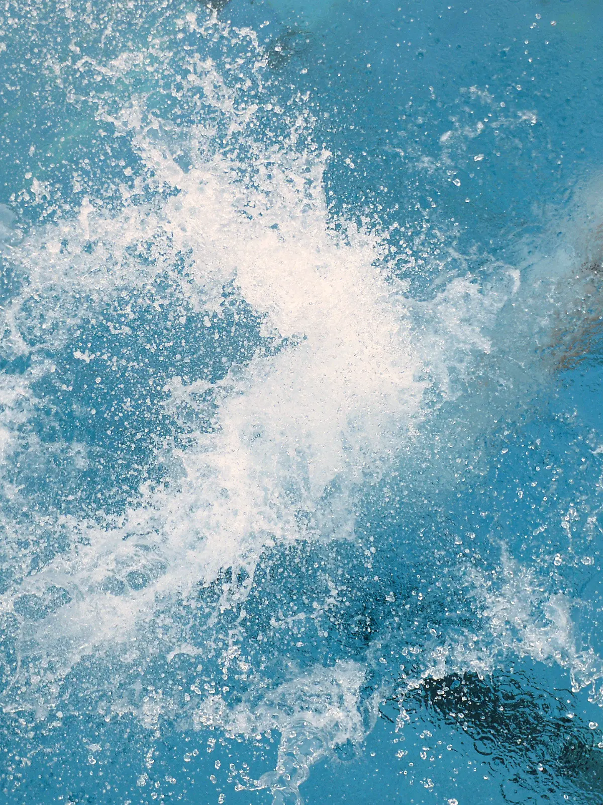 ARCHIV - 13.06.2014, Brandenburg, Kleinmachnow: Eine Bademeisterin testet das Freibad Kiebitzberge. Die Brandenburger Freibadbetreiber freuen sich über den Start der diesjährigen Freibadsaison am 03.06.2021. Foto: Ralf Hirschberger/dpa-Zentralbild/dpa +++ dpa-Bildfunk +++