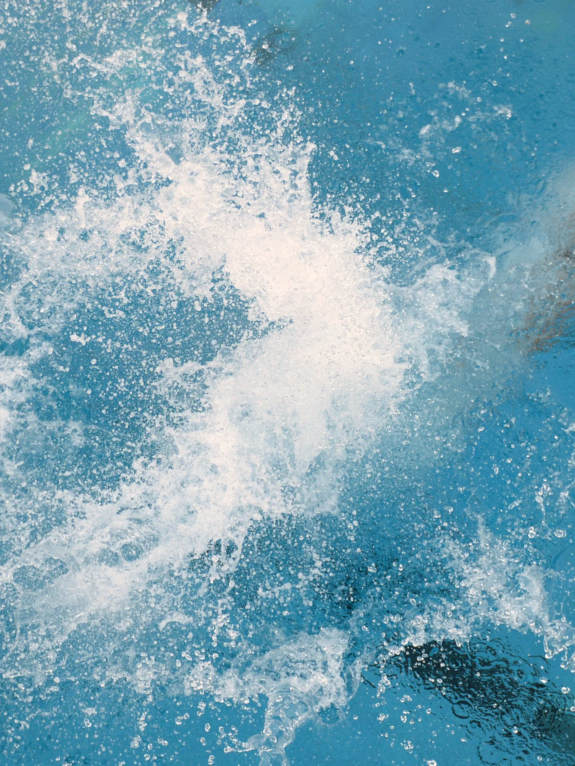 ARCHIV - 13.06.2014, Brandenburg, Kleinmachnow: Eine Bademeisterin testet das Freibad Kiebitzberge. Die Brandenburger Freibadbetreiber freuen sich über den Start der diesjährigen Freibadsaison am 03.06.2021. Foto: Ralf Hirschberger/dpa-Zentralbild/dpa +++ dpa-Bildfunk +++