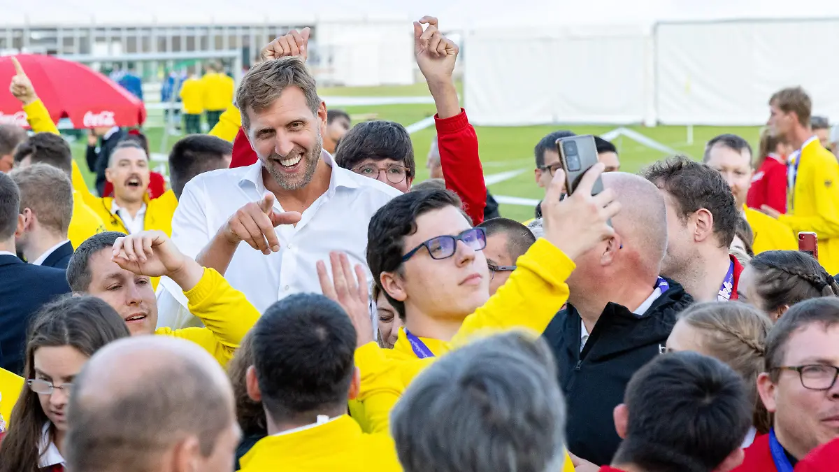 17.06.2023_Special Olympics World Games Berlin 2023
Opening Ceremony
Maifeld_Waiting Area
Dirk Nowitzki mit deutscher Delegation
Foto: LOC/Florian Conrads
