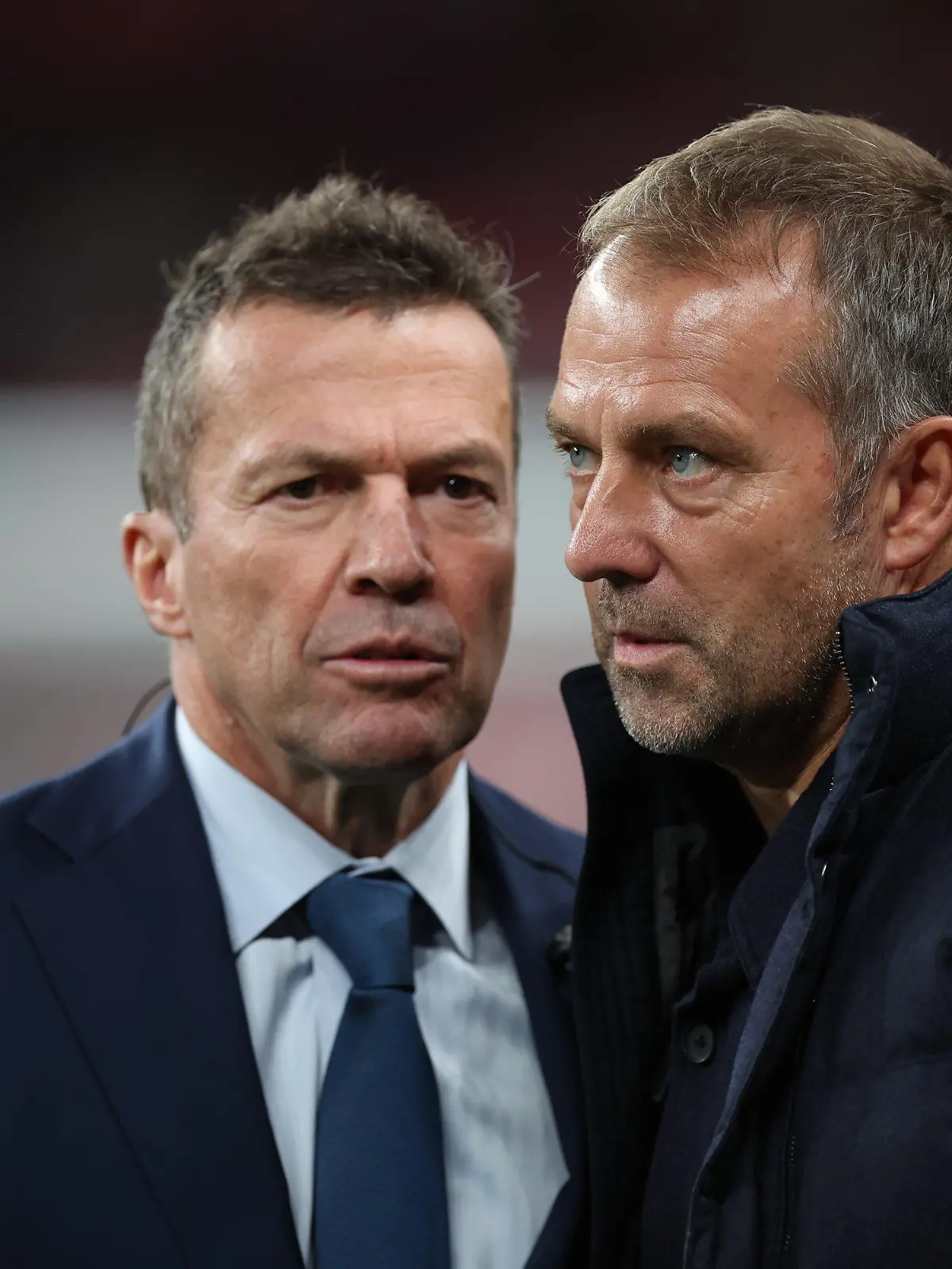 ARCHIV - 26.09.2022, Großbritannien, London: Fußball: Nations League A, England - Deutschland, Gruppenphase, Gruppe 3, 6. Spieltag im Wembley Stadion, Bundestrainer Hansi Flick (r) und Lothar Matthäus, ehemaliger Fußballspieler, stehen während eines Interviews vor dem Spiel zusammen. Matthäus hat seine Kritik an Joshua Kimmich erklärt. (zu dpa: «Matthäus erklärt Kimmich-Kritik und hält Flick-Maßnahme für falsch») Foto: Christian Charisius/dpa +++ dpa-Bildfunk +++