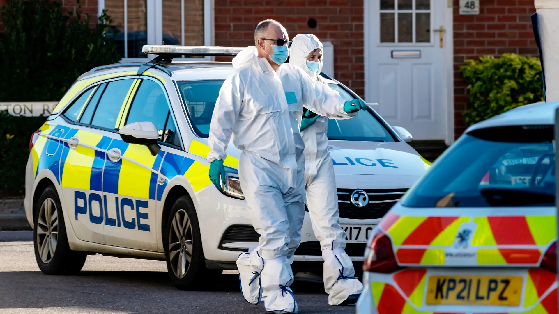 SONDERKONDITIONEN: Satzpreis!
Police forensics at the scene near Arlington Road, Walton Cardiff, Gloucestershire, October 6, 2021.  A man has died and another suffered serious injuries after a mass stabbing in a small village.  See SWNS story SWBRstab.  One male has been arrested after two men and a women were attacked with a knife in Walton Cardiff near Tewkesbury, Gloucestershire.  Police received multiple reports of a knife-wielding man attacking others in Snowdonia Road and Arlington Road at 5.20pm Tuesday.  Reports say the public tried to intervene and stop the man's attacks.  A man in his 50s was arrested and police said they were not looking for anyone else.  One man suffered serious injuries and was given treatment at the scene, but sadly died there.  A second man suffered serious stab wounds and remains in a stable condition at Southmead Hospital in Bristol.  A woman was also wounded in the leg and was taken to Gloucestershire Royal Hospital for treatment.  Several members of the public tried to intervene, Gloucestershire Constabulary said. 
 / action press