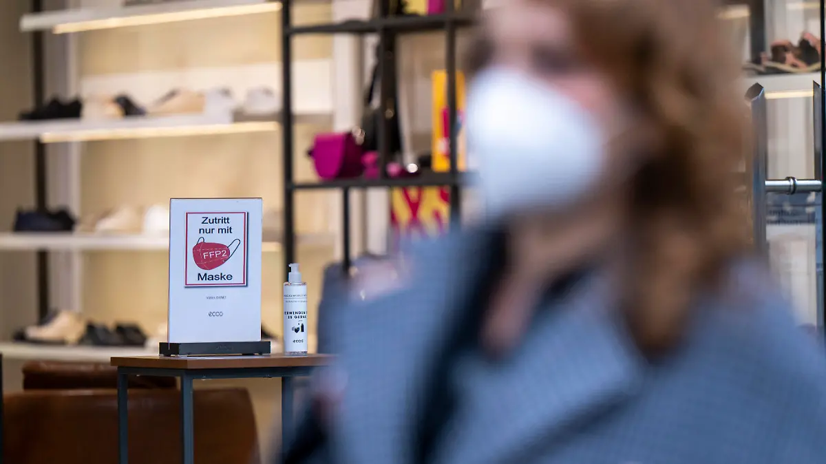ARCHIV - 18.02.2022, Berlin: Ein Schild am Eingang eines Schuh-Geschäfts in weist auf die Pflicht zum Tragen einer FFP2-Maske hin. (zu dpa: «Ende der Maskenpflicht: Handelsverband setzt auf Eigenverantwortung») Foto: Monika Skolimowska/dpa-Zentralbild/dpa +++ dpa-Bildfunk +++