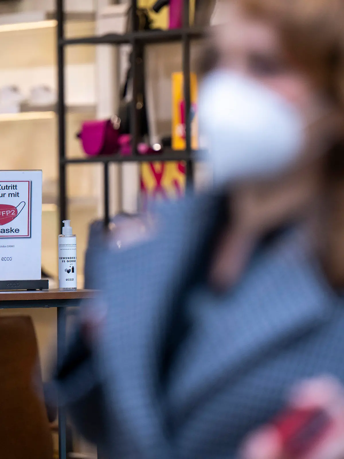 ARCHIV - 18.02.2022, Berlin: Ein Schild am Eingang eines Schuh-Geschäfts in weist auf die Pflicht zum Tragen einer FFP2-Maske hin. (zu dpa: «Ende der Maskenpflicht: Handelsverband setzt auf Eigenverantwortung») Foto: Monika Skolimowska/dpa-Zentralbild/dpa +++ dpa-Bildfunk +++