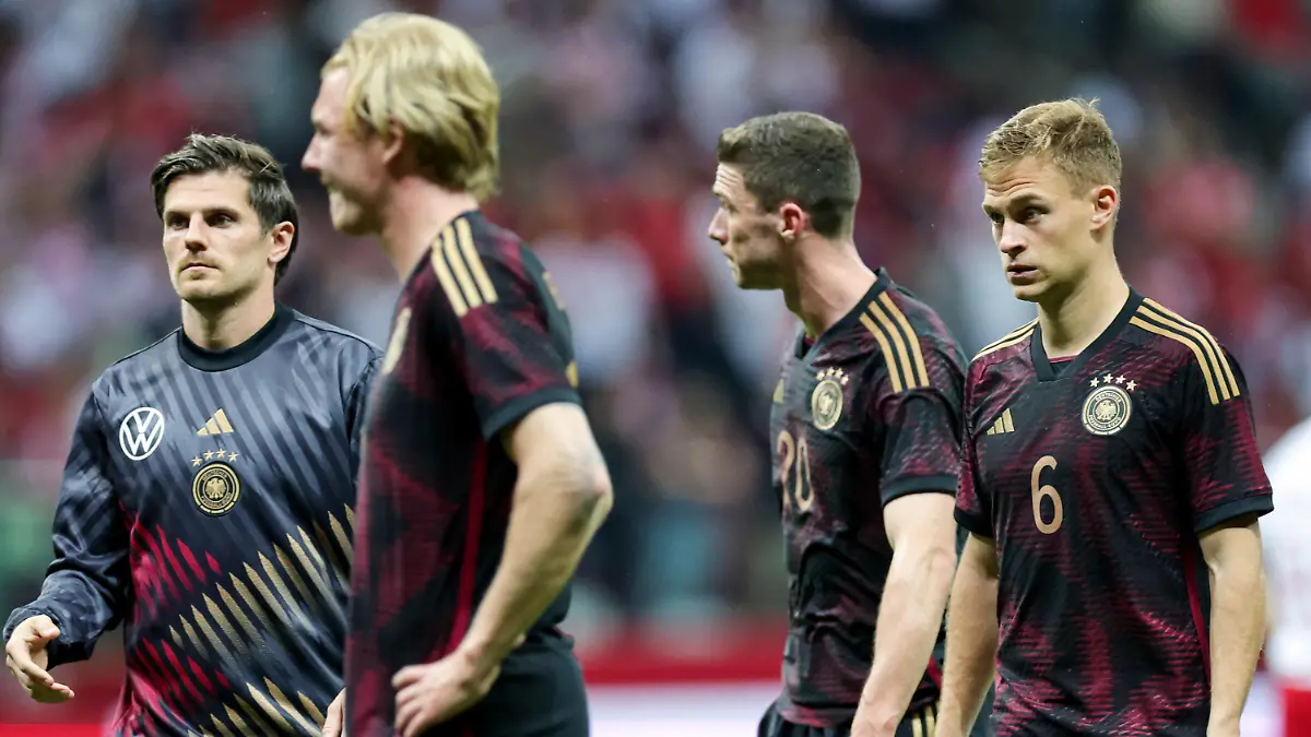 16.06.2023, Polen, Warschau: Fußball: Länderspiele, Polen - Deutschland, Nationalstadion. Deutschlands (l-r) Jonas Hofmann, Julian Brandt, Robin Gosens und Joshua Kimmich reagieren nach dem Spiel. Deutschland verliert mit 1:0. WICHTIGER HINWEIS: Gemäß den Vorgaben der DFL Deutsche Fußball Liga bzw. des DFB Deutscher Fußball-Bund ist es untersagt, in dem Stadion und/oder vom Spiel angefertigte Fotoaufnahmen in Form von Sequenzbildern und/oder videoähnlichen Fotostrecken zu verwerten bzw. verwerten zu lassen. Foto: Christian Charisius/dpa +++ dpa-Bildfunk +++