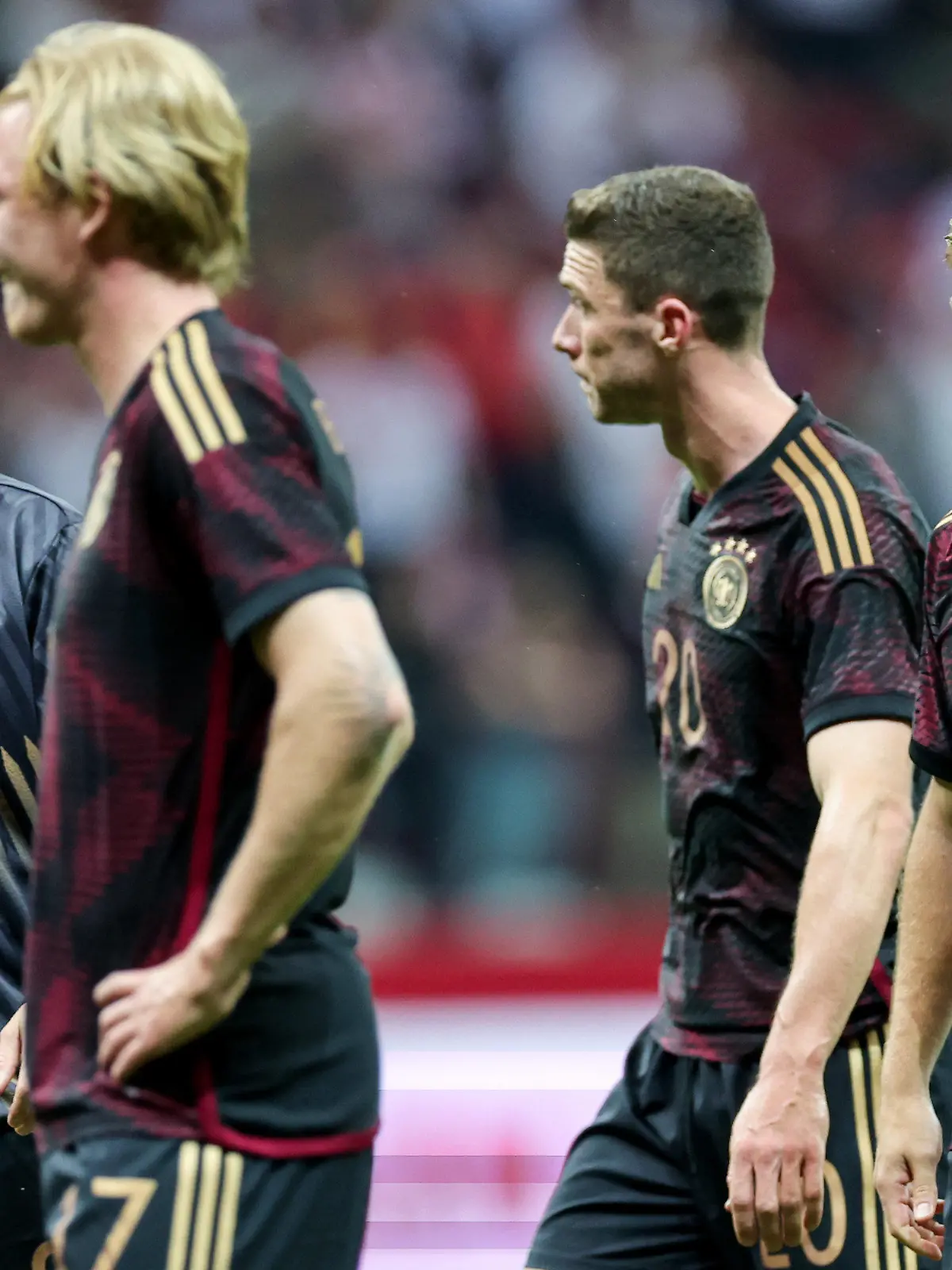 16.06.2023, Polen, Warschau: Fußball: Länderspiele, Polen - Deutschland, Nationalstadion. Deutschlands (l-r) Jonas Hofmann, Julian Brandt, Robin Gosens und Joshua Kimmich reagieren nach dem Spiel. Deutschland verliert mit 1:0. WICHTIGER HINWEIS: Gemäß den Vorgaben der DFL Deutsche Fußball Liga bzw. des DFB Deutscher Fußball-Bund ist es untersagt, in dem Stadion und/oder vom Spiel angefertigte Fotoaufnahmen in Form von Sequenzbildern und/oder videoähnlichen Fotostrecken zu verwerten bzw. verwerten zu lassen. Foto: Christian Charisius/dpa +++ dpa-Bildfunk +++