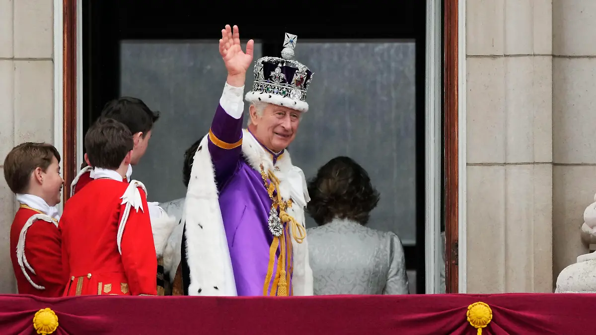 06.05.2023, Großbritannien, London: König Charles III. winkt nach der Krönungszeremonie vom Balkon des Buckingham Palastes aus der Menge zu. Charles und Camilla sind zu König und Königin gekrönt worden - vor den Augen zahlreicher prominenter Gäste aus aller Welt. Foto: Frank Augstein/AP +++ dpa-Bildfunk +++