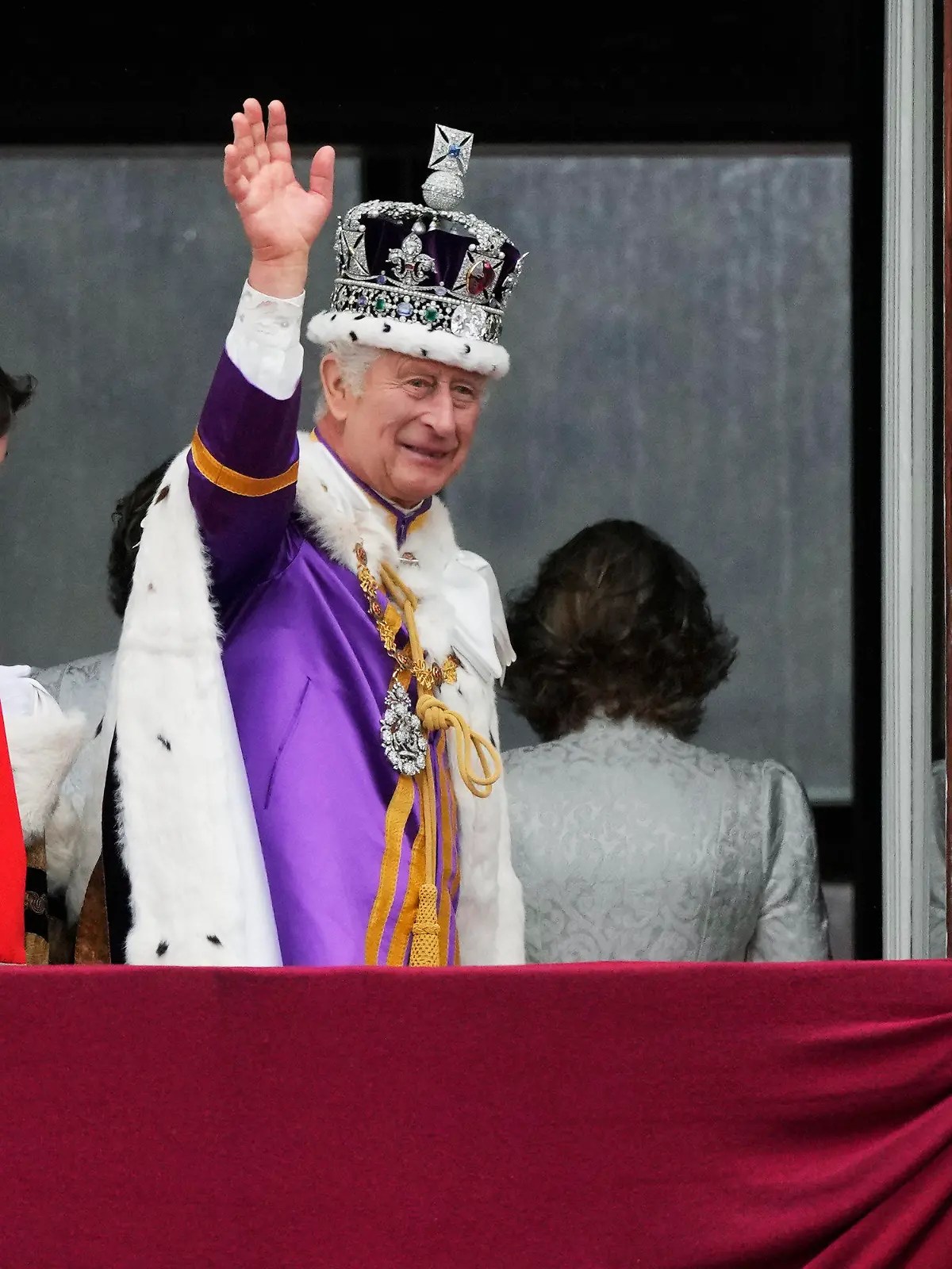 06.05.2023, Großbritannien, London: König Charles III. winkt nach der Krönungszeremonie vom Balkon des Buckingham Palastes aus der Menge zu. Charles und Camilla sind zu König und Königin gekrönt worden - vor den Augen zahlreicher prominenter Gäste aus aller Welt. Foto: Frank Augstein/AP +++ dpa-Bildfunk +++