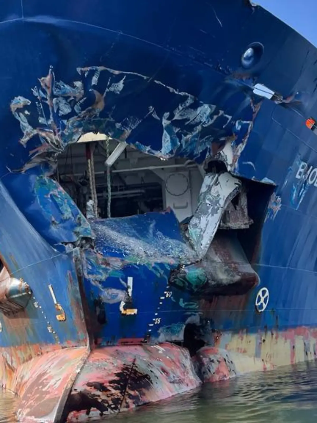 Das Schiff "Bjoerkoe" ist durch den Frontalaufprall schwer beschädigt.