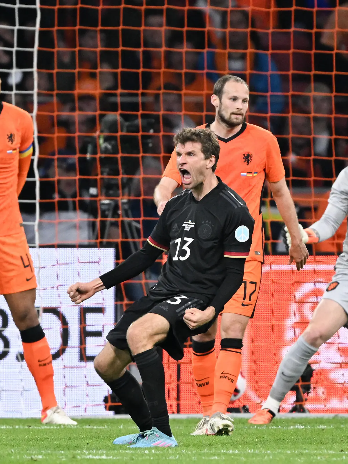 Fußball: Länderspiele, Niederlande - Deutschland, Johann Cruyff ArenA. Deutschlands Thomas Müller (M) jubelt nach seinem Treffer zum 0:1.