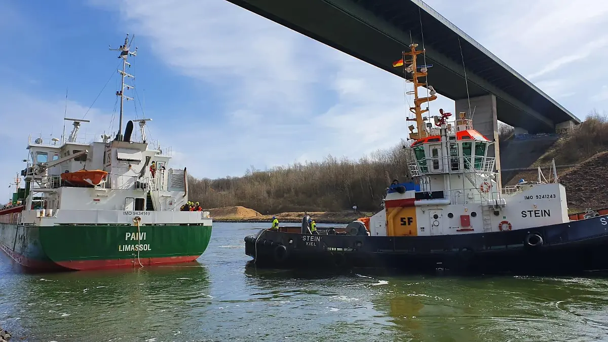 Mit Schleppern werden die beiden Schiffe nun in den Norderhafen abtransportiert. Bis dahin ist der NOK gesperrt.
