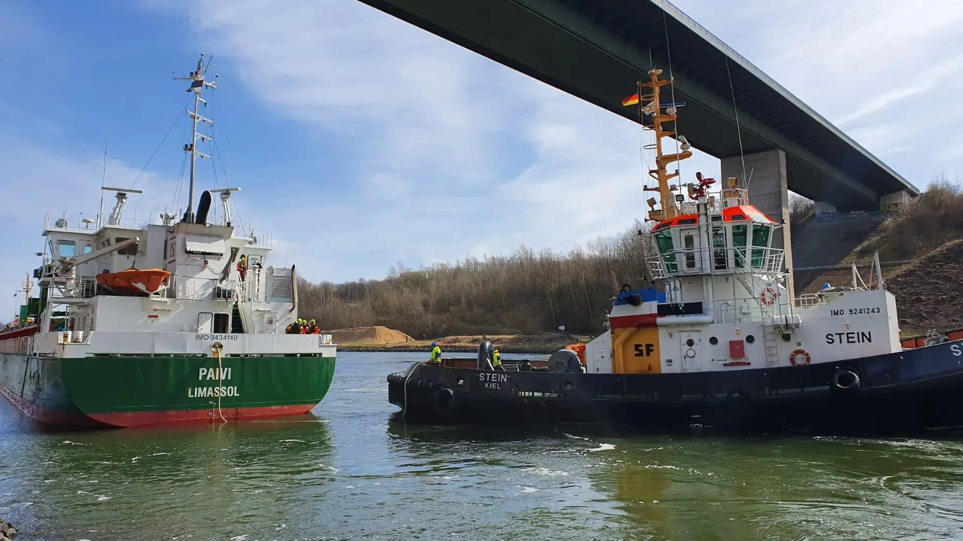 Mit Schleppern werden die beiden Schiffe nun in den Norderhafen abtransportiert. Bis dahin ist der NOK gesperrt.