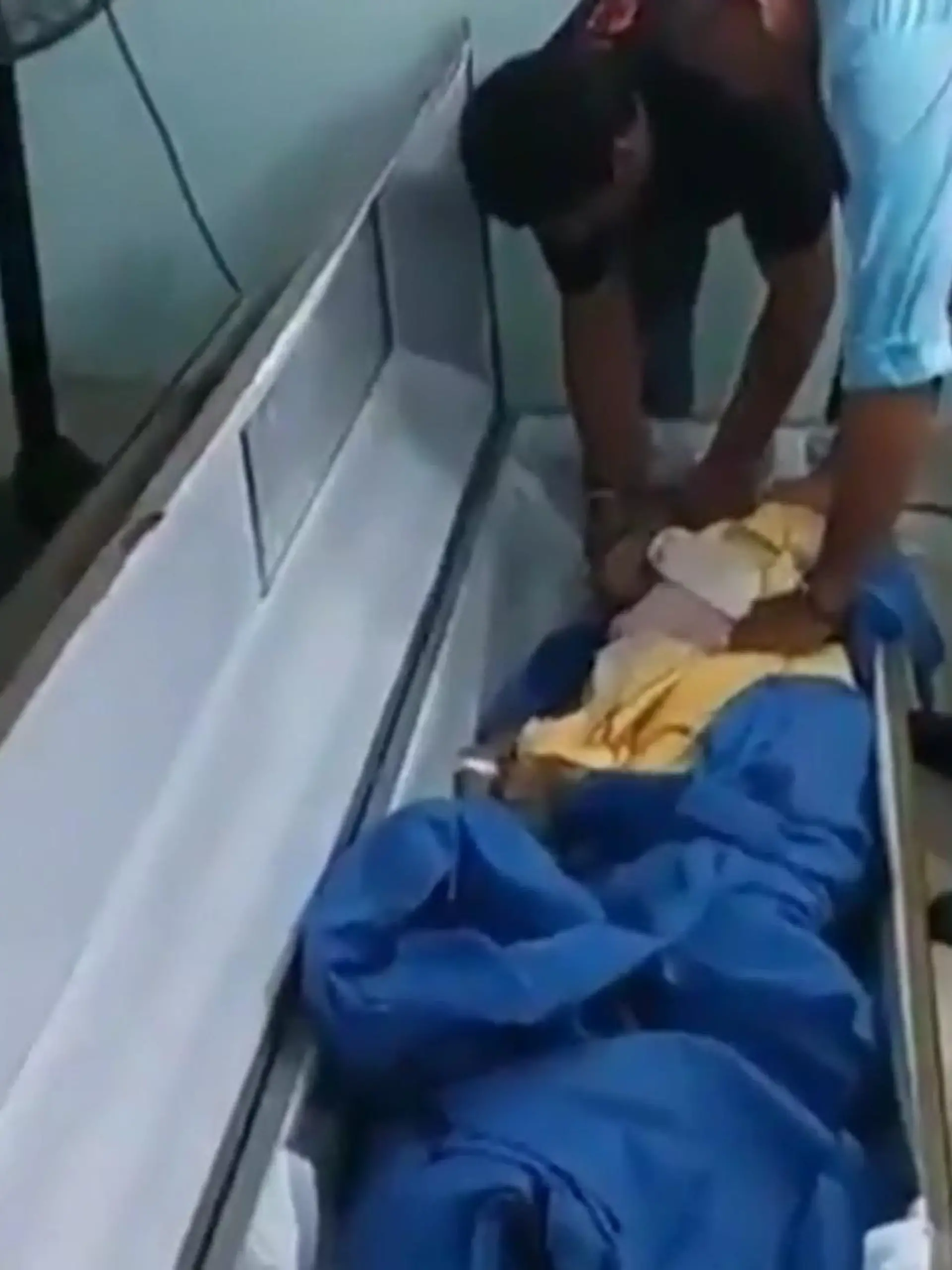 Es ist die Horror-Vorstellung vieler Menschen: in einem Sarg zu liegen, obwohl man noch gar nicht gestorben ist. Passiert ist das der 76-jährigen Ecuadorianerin Bella Montoya. Zwei Tage nachdem sie für tot erklärt wurde, fand ihre Beerdigung in einer Kapelle statt – und plötzlich klopfte es, aber nicht an die Tür, sondern den Sarg.