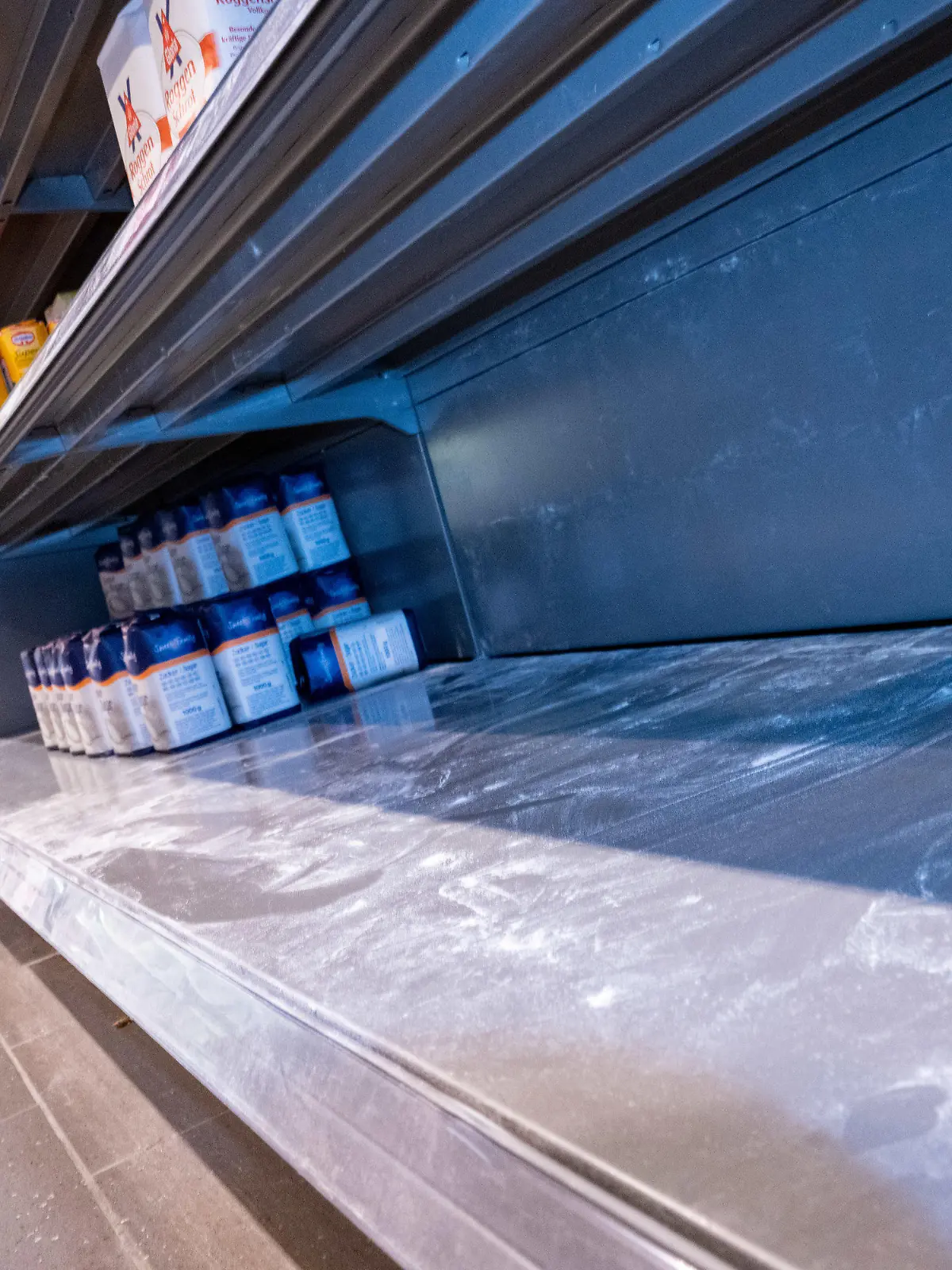 16.03.2022, Stralsund, Mecklenburg-Vorpommern: Kaum noch Mehl ist für die Kunden in diesem Lebensmittelmarkt zu bekommen. Die Regale für manche Produkte sind weitestgehend leer gekauft infolge des Ukraine-Konfliktes. Foto: Stefan Sauer/dpa +++ dpa-Bildfunk +++