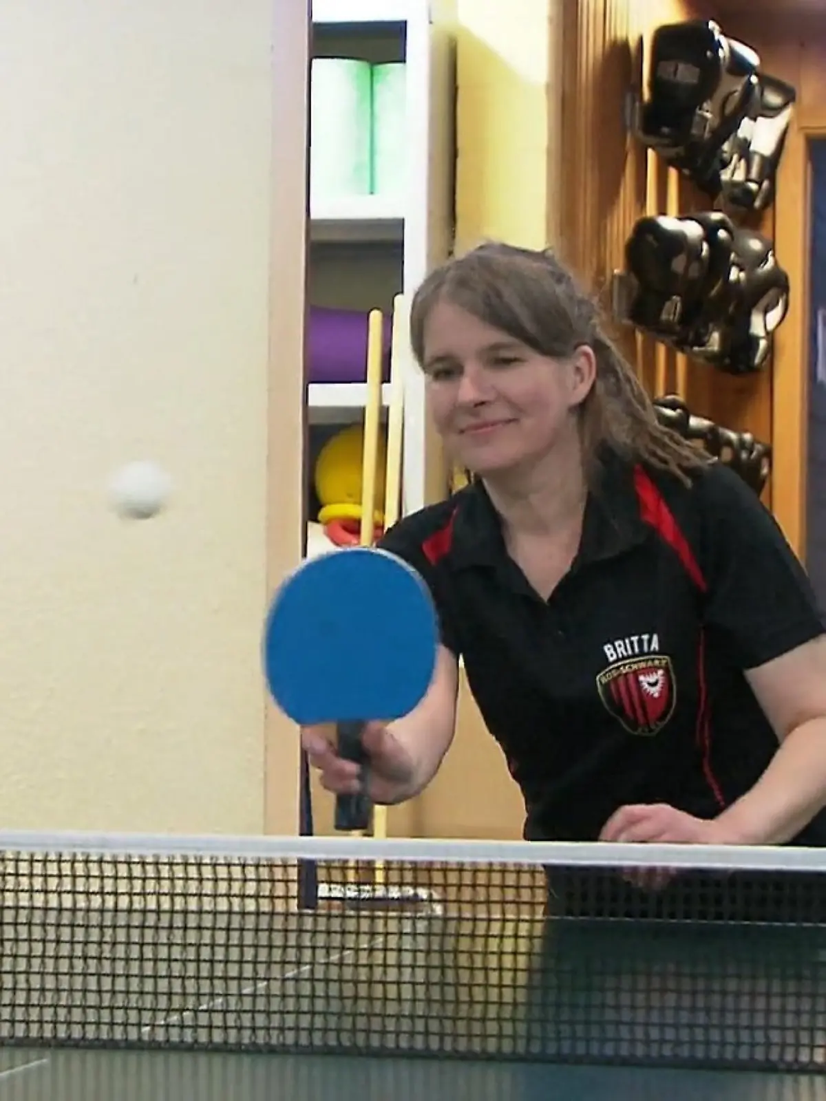 Frau spielt Tischtennis
