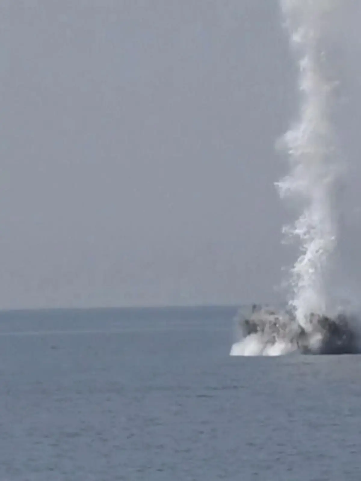 Seemine im Schwarzen Meer gesprengt: Etwa 70 Kilometer vor der rumänischen Küste haben Fischer eine umhertreibende Mine entdeckt. Die rumänische Armee hat den Sprengkörper unschädlich gemacht.