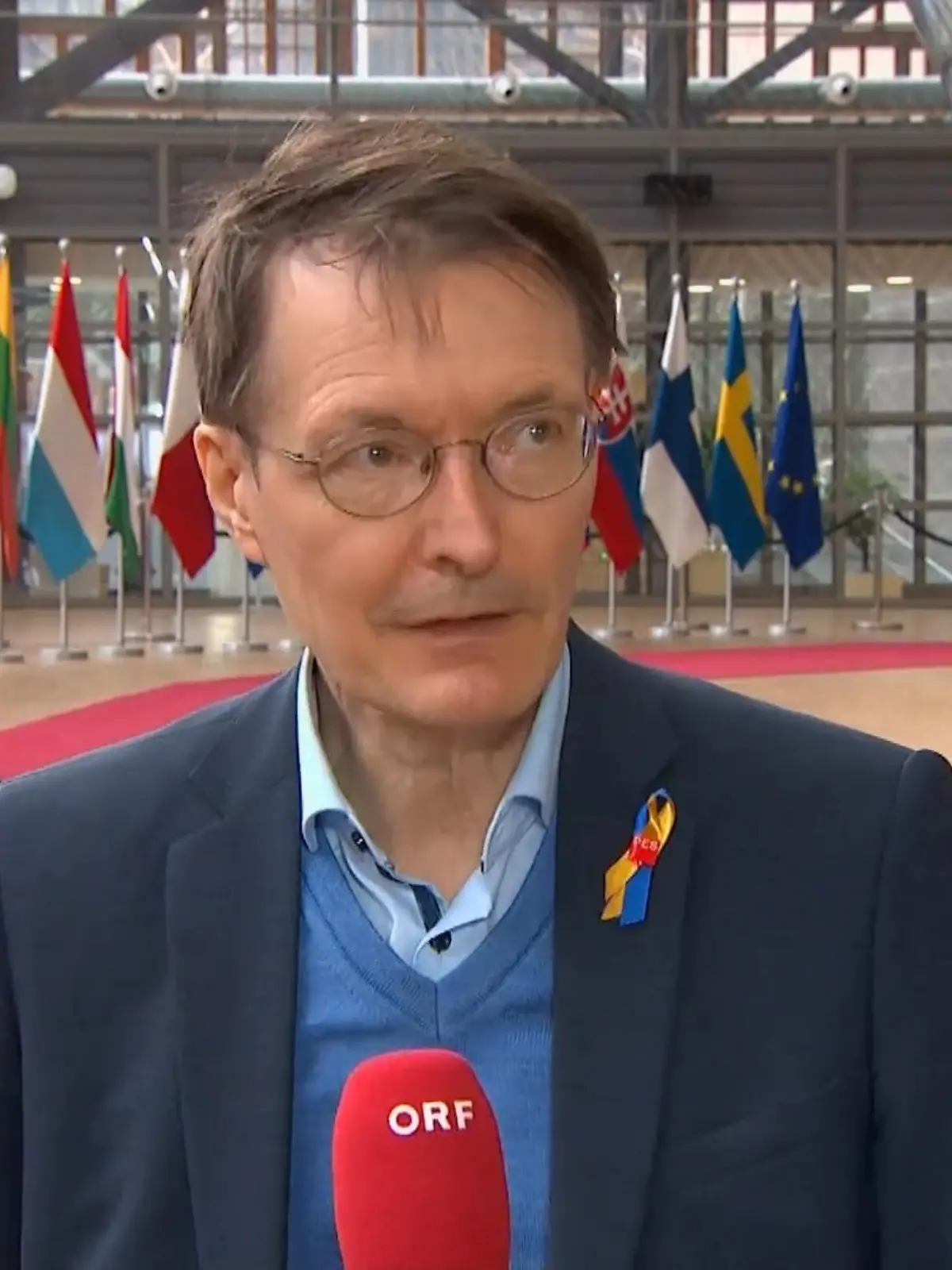 Gesundheitsminister Karl Lauterbach will seinen Kollegen in der Europäischen Union vorschlagen, eine vierte Impfung als Empfehlung für über 60-Jährige herauszugeben. Das sagte der SPD-Politiker am Dienstag in Brüssel.