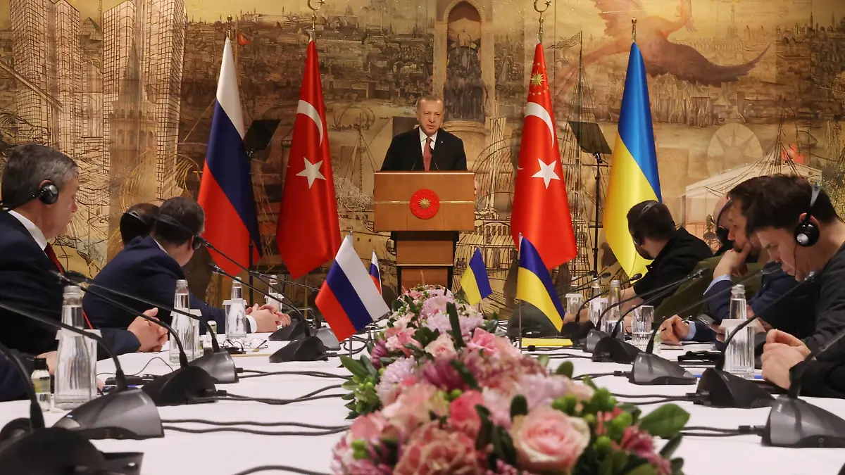  Turkey Russia Ukraine Talks 8152426 29.03.2022 Turkish President Recep Tayyip Erdogan speaks during the Russian-Ukrainian talks at the Dolmabahce Palace, in Istanbul, Turkey. Sergey Karpuhin / POOL Istanbul Turkey PUBLICATIONxINxGERxSUIxAUTxONLY Copyright: xSergeyxKarpuhinx