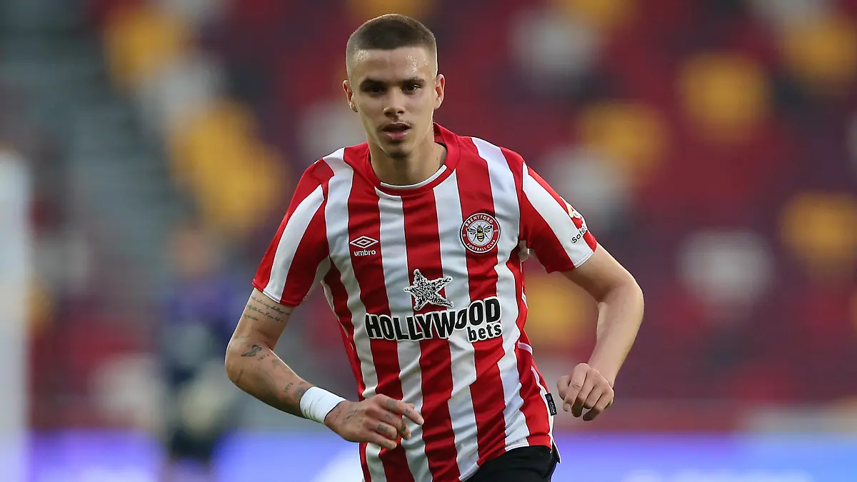 Romeo Beckham of Brentford B is seen here playing for Brentford B v Manchester City EDS in The Robert Rowan Invitational at The GTECH Community Stadium in London.
Romeo watched by his sister Harper Beckham taking photographs of the match and wearing a Brentford shirt.
Pictured: Romeo Beckham
Ref: SPL7245696 200523 NON-EXCLUSIVE
Picture by: Crystal Pix / SplashNews.com



World Rights, 
 / action press