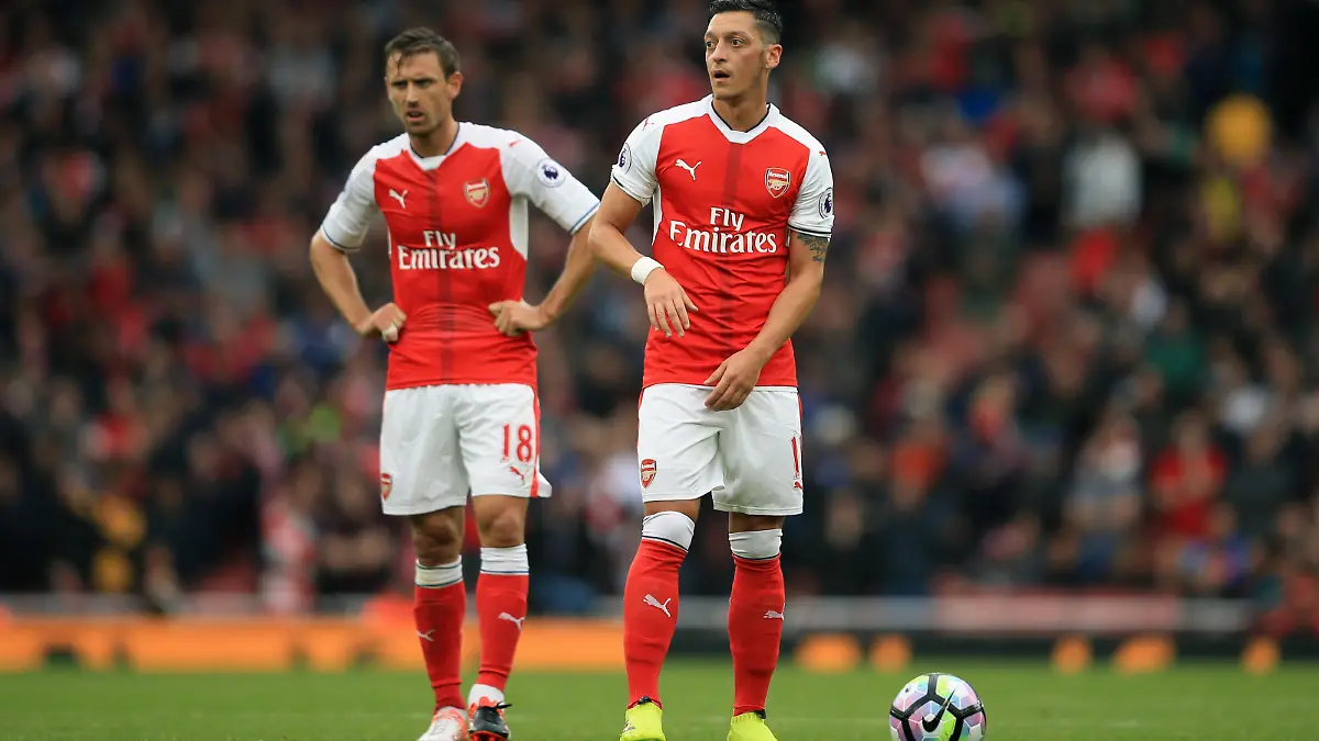 10 September 2016 - Premier League - Arsenal v Southampton - Mesut Ozil sizes up a free kick as Nacho Monreal looks on - Photo: Marc Atkins / Offside.
