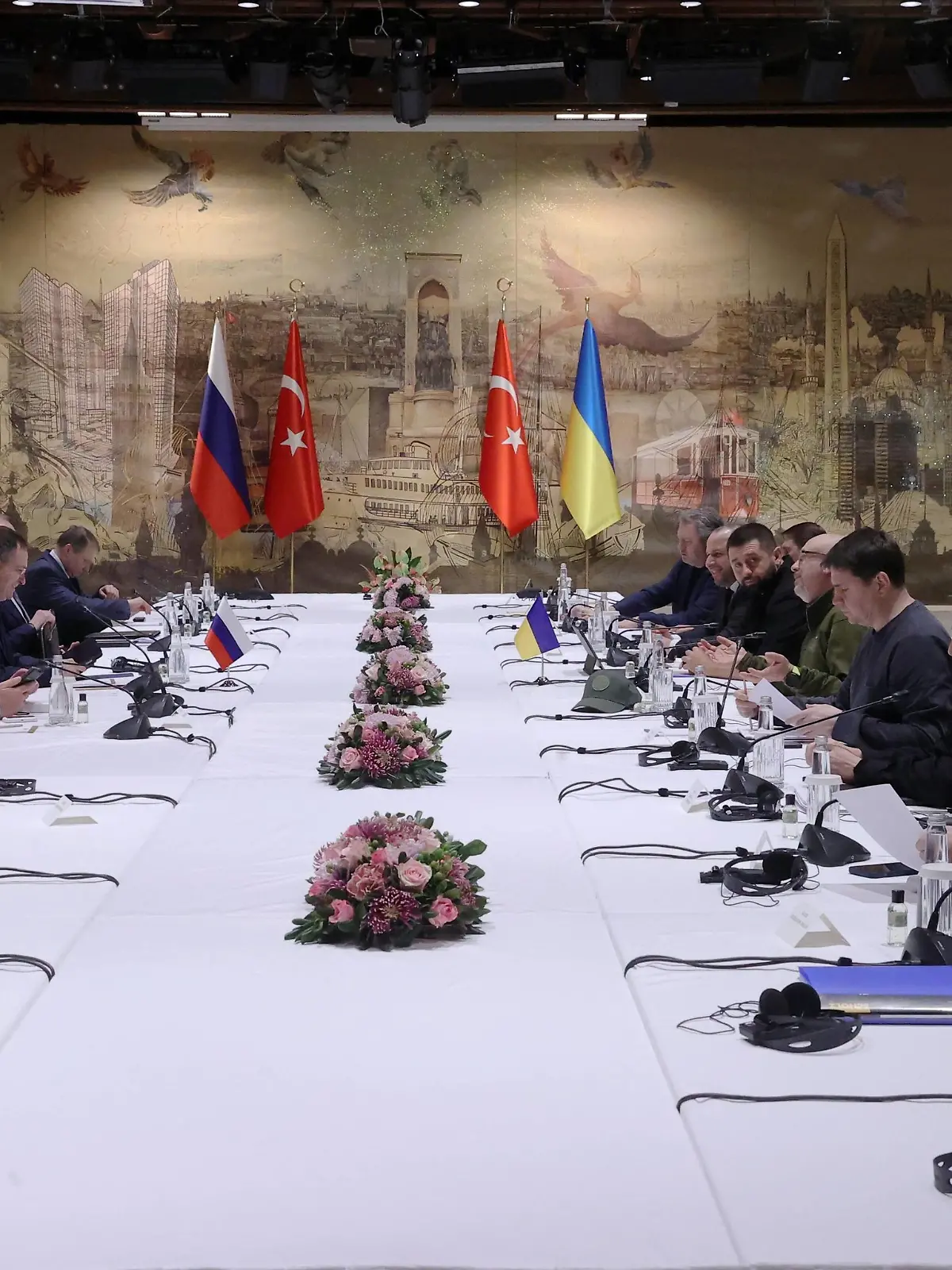  Turkey Russia Ukraine Talks 8152769 29.03.2022 Participants sit at the table during the Russian-Ukrainian talks at the Dolmabahce Palace, in Istanbul, Turkey. Sergey Karpuhin / POOL Istanbul Turkey PUBLICATIONxINxGERxSUIxAUTxONLY Copyright: xSergeyxKarpuhinx