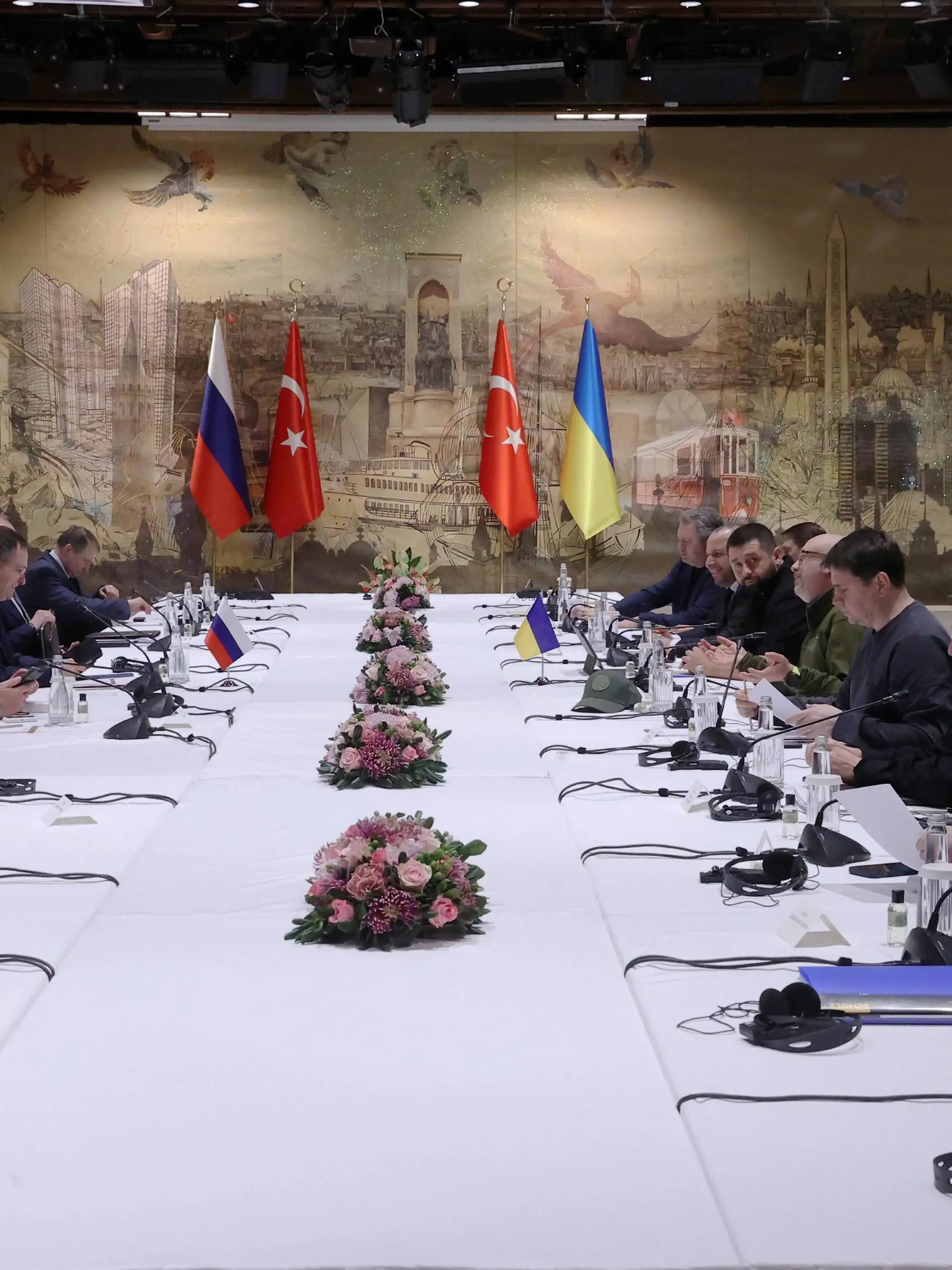  Turkey Russia Ukraine Talks 8152769 29.03.2022 Participants sit at the table during the Russian-Ukrainian talks at the Dolmabahce Palace, in Istanbul, Turkey. Sergey Karpuhin / POOL Istanbul Turkey PUBLICATIONxINxGERxSUIxAUTxONLY Copyright: xSergeyxKarpuhinx