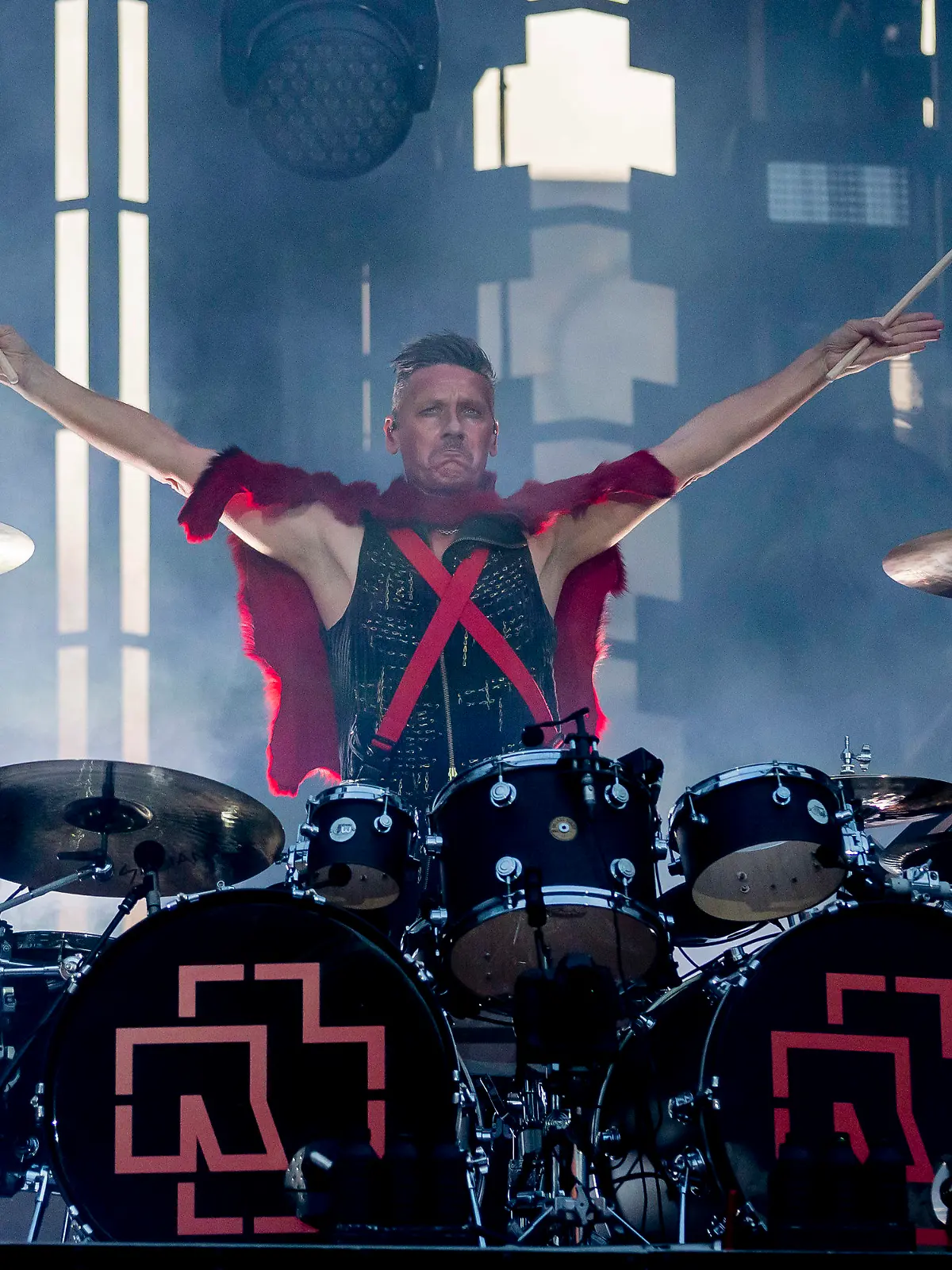 ARCHIV - 22.06.2019, Berlin: Christoph «Doom» Schneider, Schlagzeuger von Rammstein, tritt beim Konzert der Band im Rahmen der «Europe Stadion Tour 2019» im Olympiastadion auf. (zu dpa "Rammstein-Schlagzeuger: Till hat sich von uns entfernt" Foto: Christoph Soeder/dpa - ACHTUNG: Nur zur redaktionellen Verwendung im Zusammenhang mit der Berichterstattung über die Rammstein ·Europe Stadion Tour 2019·. +++ dpa-Bildfunk +++