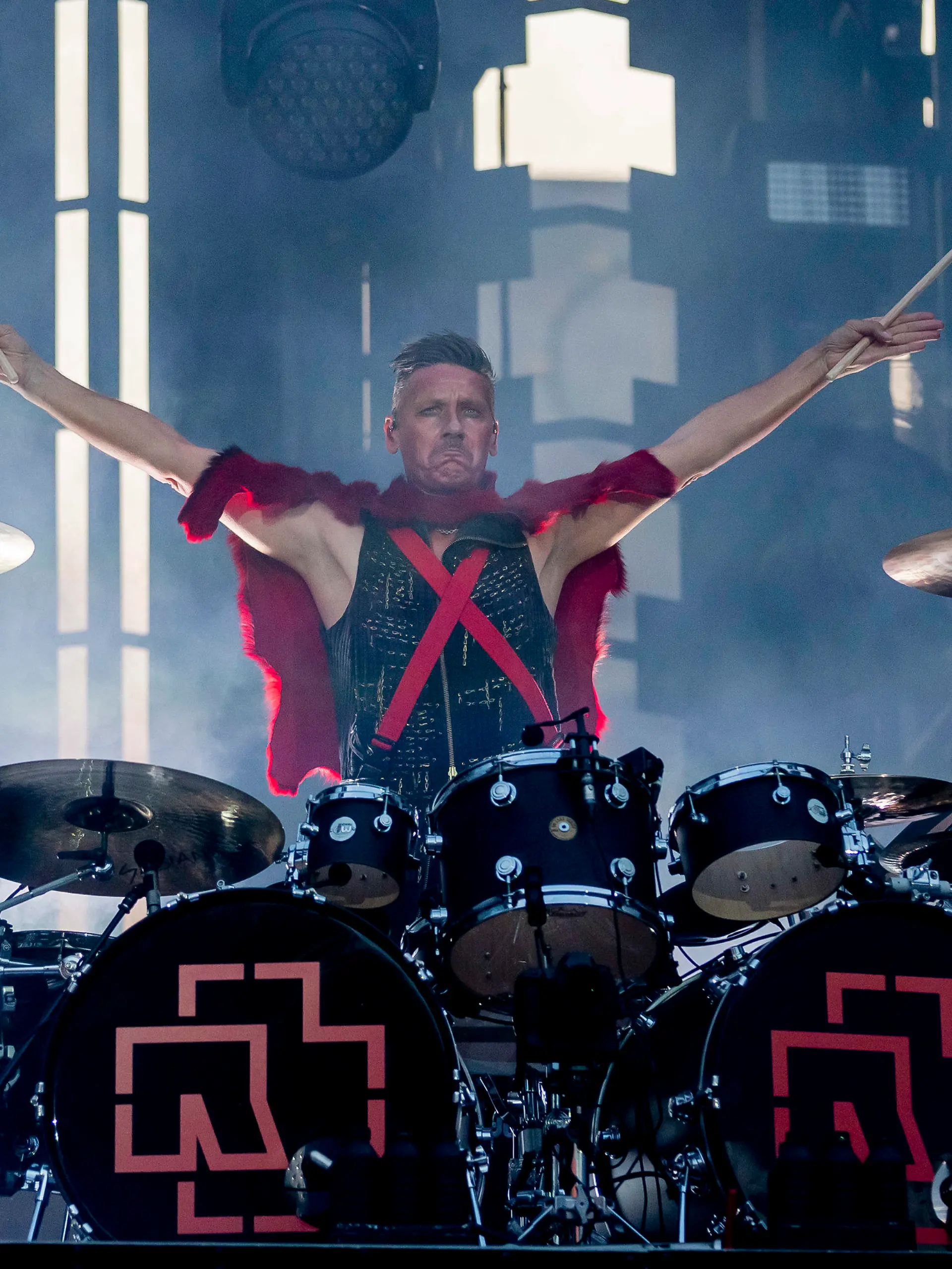ARCHIV - 22.06.2019, Berlin: Christoph «Doom» Schneider, Schlagzeuger von Rammstein, tritt beim Konzert der Band im Rahmen der «Europe Stadion Tour 2019» im Olympiastadion auf. (zu dpa "Rammstein-Schlagzeuger: Till hat sich von uns entfernt" Foto: Christoph Soeder/dpa - ACHTUNG: Nur zur redaktionellen Verwendung im Zusammenhang mit der Berichterstattung über die Rammstein ·Europe Stadion Tour 2019·. +++ dpa-Bildfunk +++