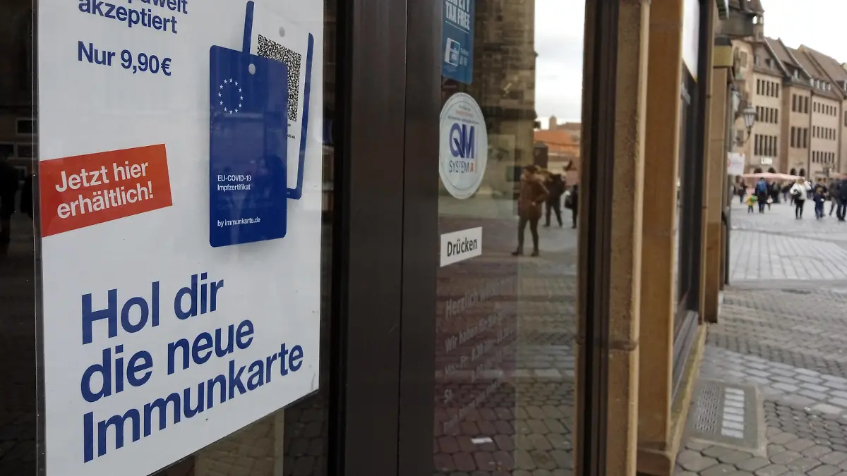 Immunkarte , Apotheke during the Light Lockdown of the Covid 19 Coronavirus Pandemie in Nürnberg , Deutschland . December 05 , 2021.