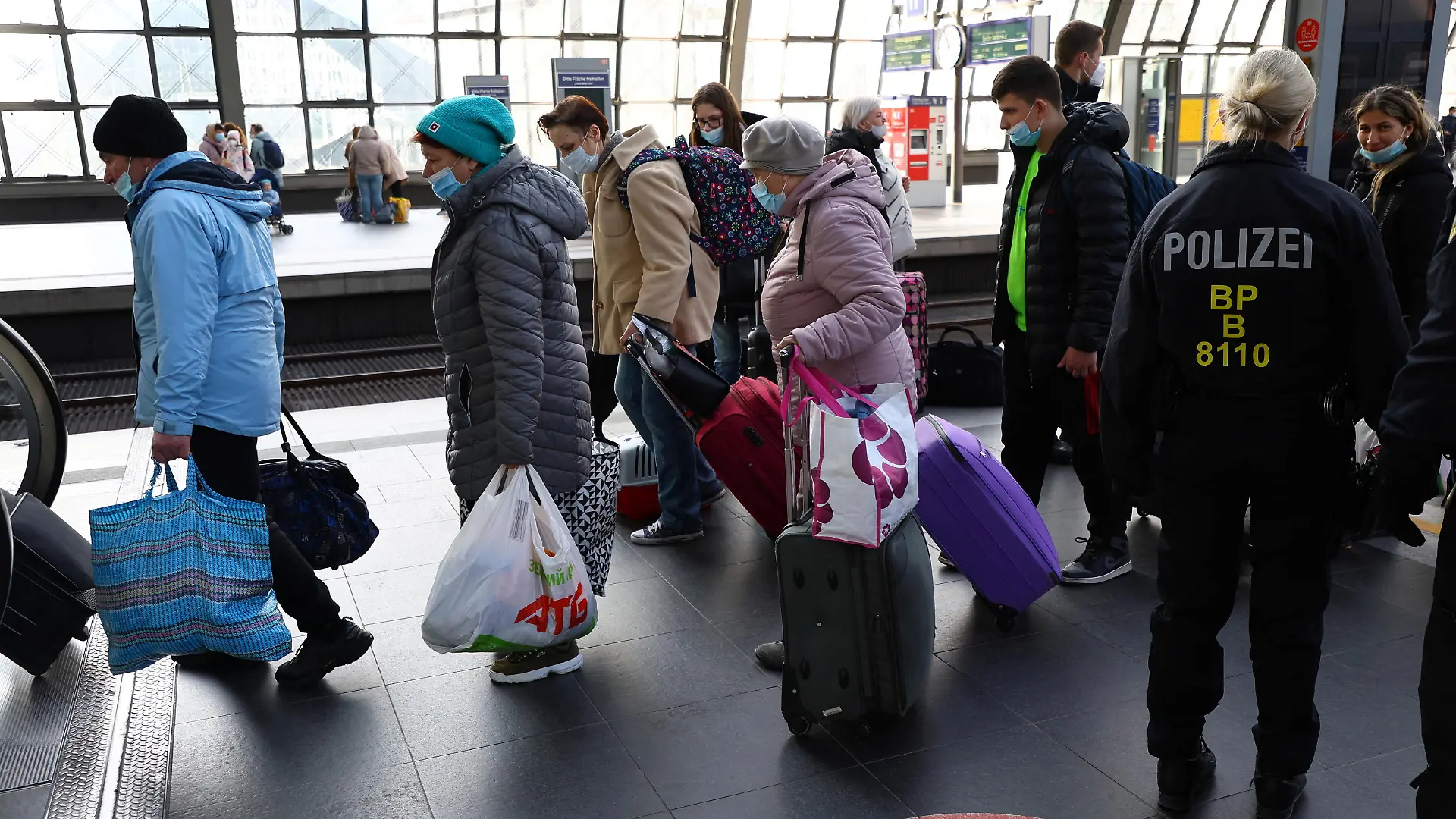 Refugees from Ukraine walk on a platform after they deboarded a train from Warsaw, Poland, at Berlin's Hauptbahnhof central station, amid Russia's invasion of Ukraine, in Berlin, Germany, March 29, 2022. REUTERS/Fabrizio Bensch