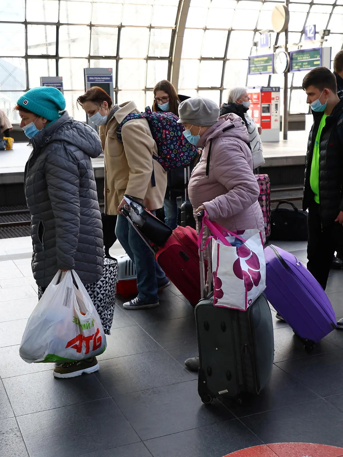 Refugees from Ukraine walk on a platform after they deboarded a train from Warsaw, Poland, at Berlin's Hauptbahnhof central station, amid Russia's invasion of Ukraine, in Berlin, Germany, March 29, 2022.     REUTERS/Fabrizio Bensch
