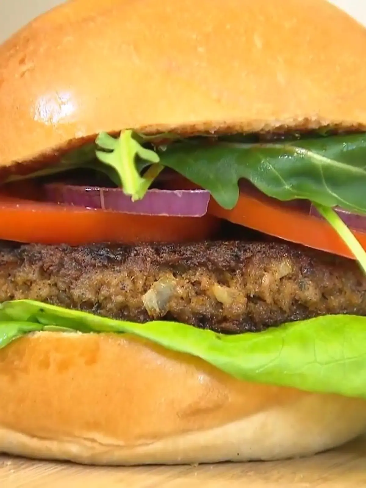 Nie mehr Sauerei beim Burger-Essen? Wissenschaftler aus Japan haben jetzt untersucht, wie wir den Burger am besten halten können, damit er nicht mehr auseinanderfällt.