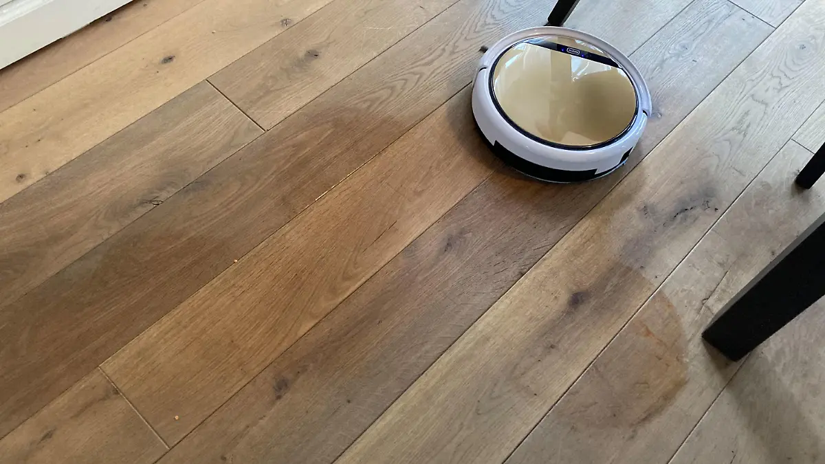 Runde Bewegungen sind typisch für die adaptive Infrarot-Navigation bei Wischrobotern