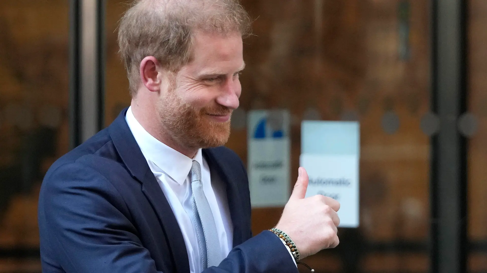 07.06.2023, Großbritannien, London: Prinz Harry, Herzog von Sussex, lächelt als er das «High Court» nach seiner Zeugenaussage verlässt. Prinz Harry wirft den MGN-Blättern «Daily Mirror», «Sunday Mirror» und «People» vor, ihn jahrelang bespitzelt zu haben. Foto: Frank Augstein/AP/dpa +++ dpa-Bildfunk +++