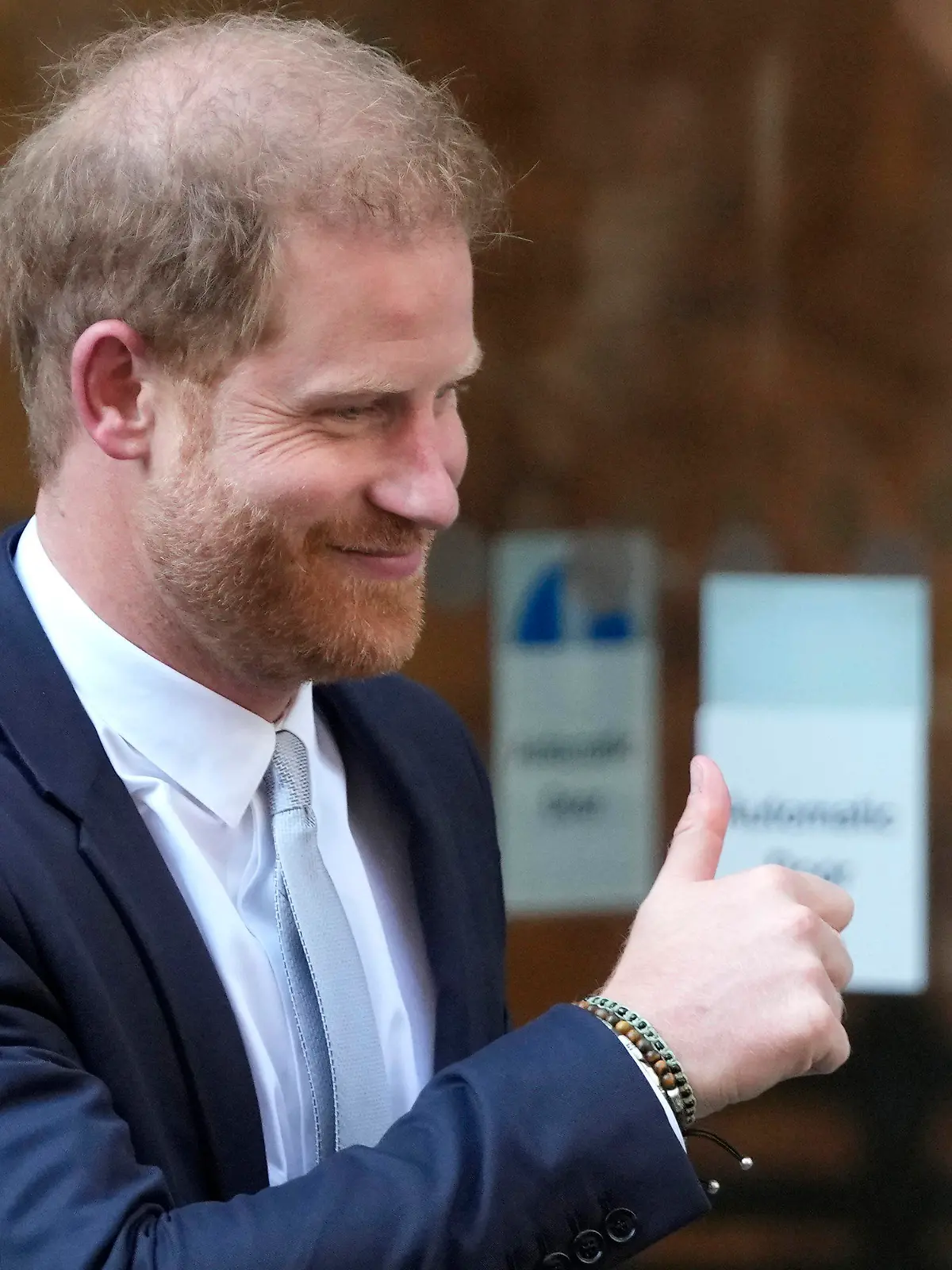 07.06.2023, Großbritannien, London: Prinz Harry, Herzog von Sussex, lächelt als er das «High Court» nach seiner Zeugenaussage verlässt. Prinz Harry wirft den MGN-Blättern «Daily Mirror», «Sunday Mirror» und «People» vor, ihn jahrelang bespitzelt zu haben. Foto: Frank Augstein/AP/dpa +++ dpa-Bildfunk +++