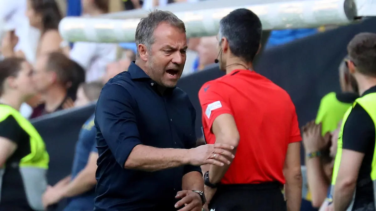 12.06.2023, xgox, Fussball Länderspiel, Deutschland - Ukraine emspor, v.l. Trainer Hans-Dieter Hansi Flick Deutsche Fussball Nationalmannschaft DFB gestikuliert gibt Anweisungen mit den Armen gestikulieren gives instructions, gesticulate. DFL/DFB REGULATIONS PROHIBIT ANY USE OF PHOTOGRAPHS as IMAGE SEQUENCES and/or QUASI-VIDEO Bremen *** 12 06 2023, xgox, international football match, germany ukraine emspor, v l coach hans dieter hansi flick german national football team DFB gesticulate gives instructions with arms gesticulate gives instructions, gesticulate DFL DFB REGULATES PROHIBIT ANY USE OF PHOTOGRAPHS AS IMAGE SEQUENCES AND OR QUASI VIDEO Bremen