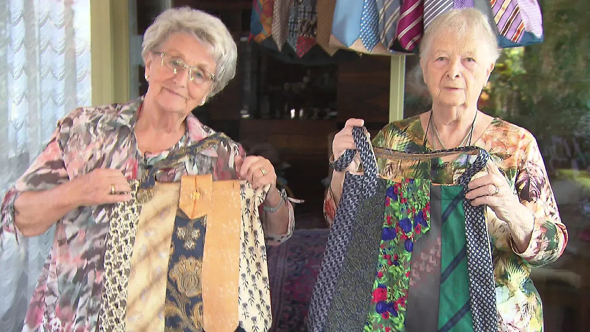 Seniorinnen Erika und Traudl nähen Taschen für einen guten Zweck.