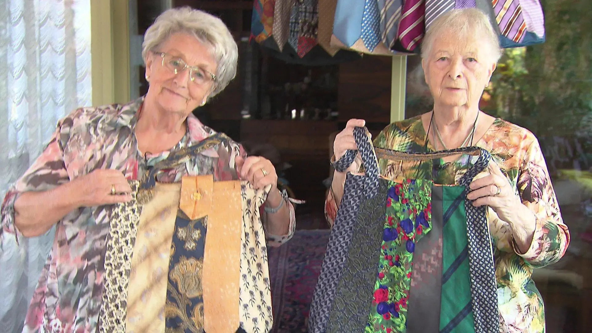 Seniorinnen Erika und Traudl nähen Taschen für einen guten Zweck.