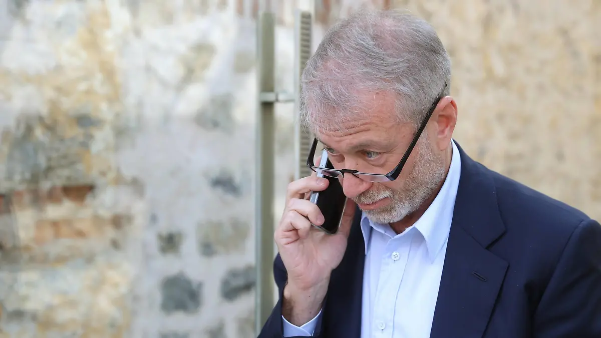  Turkey Russia Ukraine Talks 8152740 29.03.2022 Russian Businessman Roman Abramovich talks on the phone after the Russian-Ukrainian talks at the Dolmabahce Palace, in Istanbul, Turkey. Sergey Karpuhin / POOL Istanbul Turkey PUBLICATIONxINxGERxSUIxAUTxONLY Copyright: xSergeyxKarpuhinx