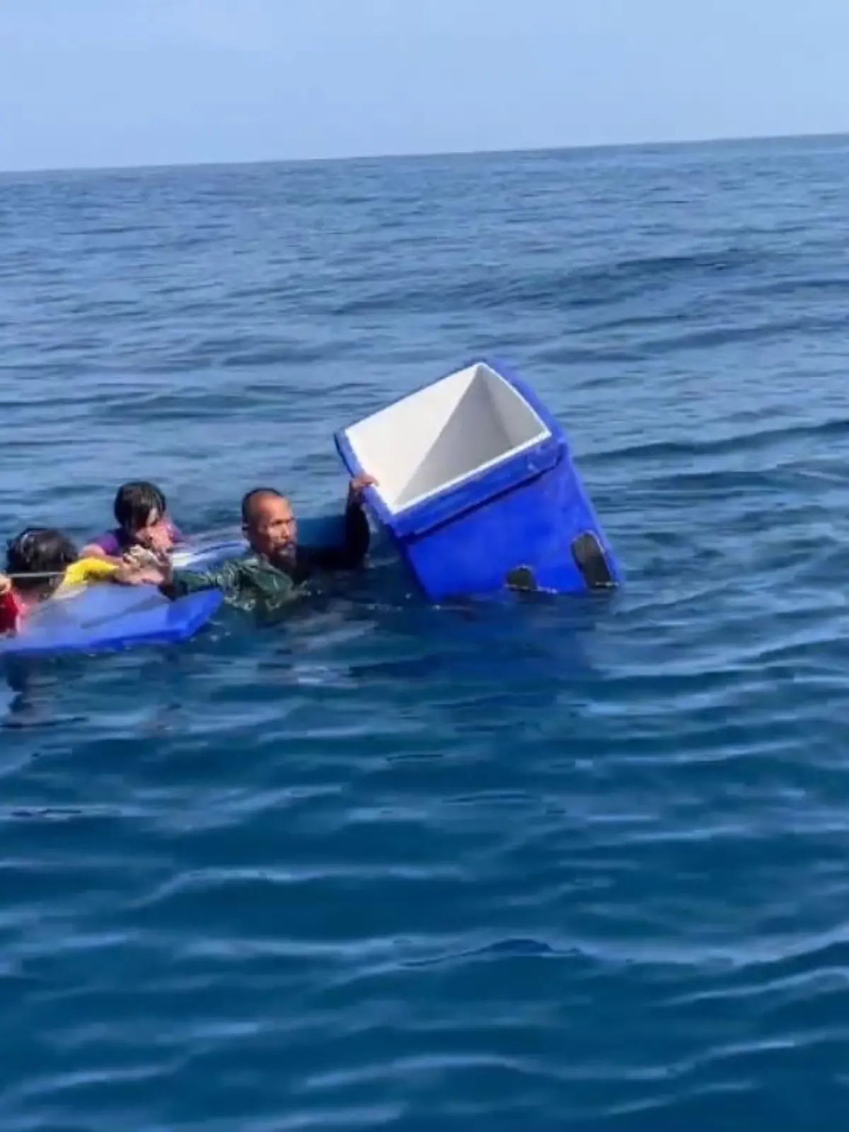 Eine Kühlbox rettet drei Fischern in Thailand wahrscheinlich Ihr Leben.