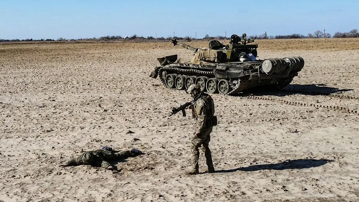 Bild eines russischen Soldaten, der vor den Ukrainern kapituliert.