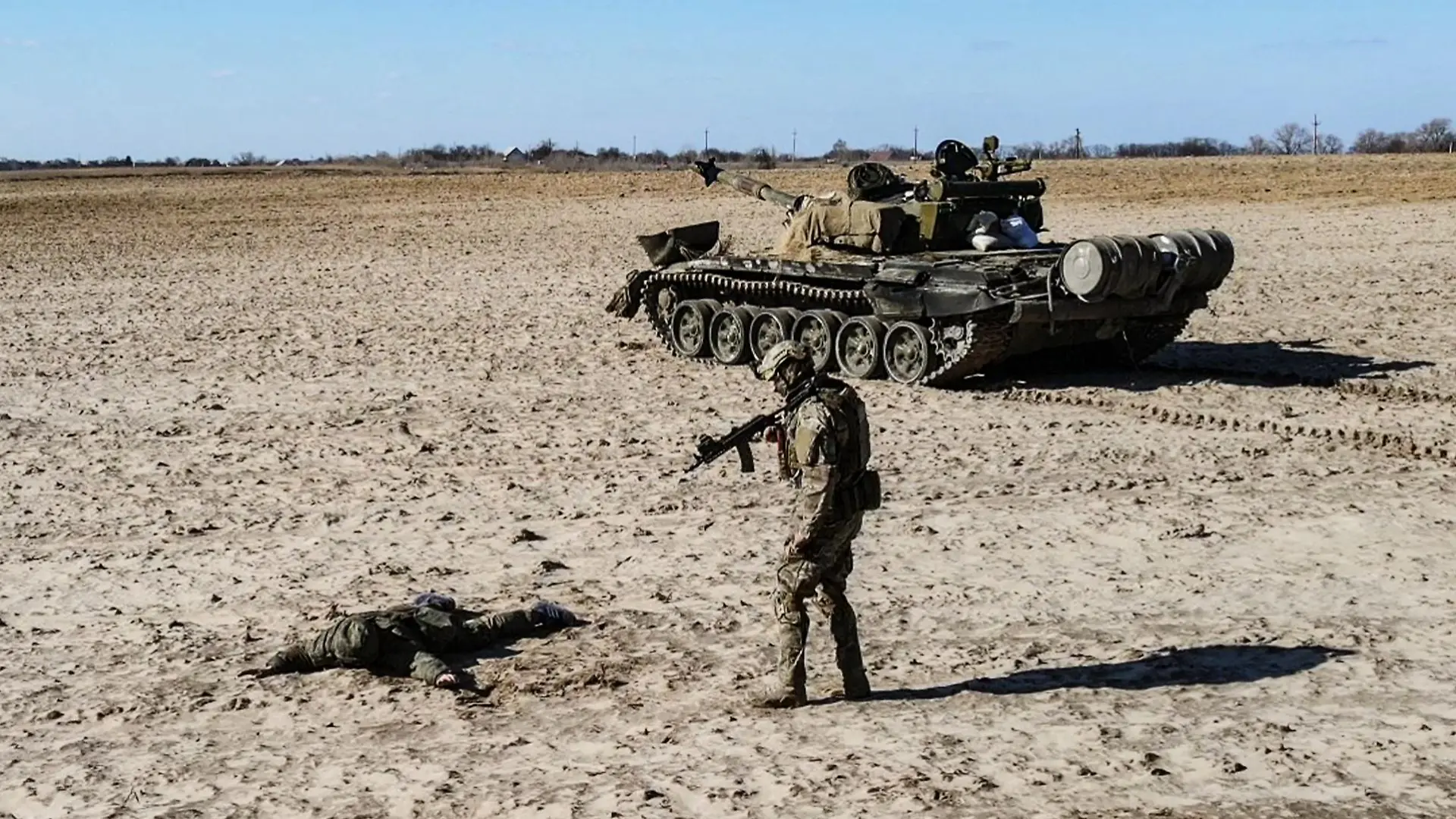 Bild eines russischen Soldaten, der vor den Ukrainern kapituliert.