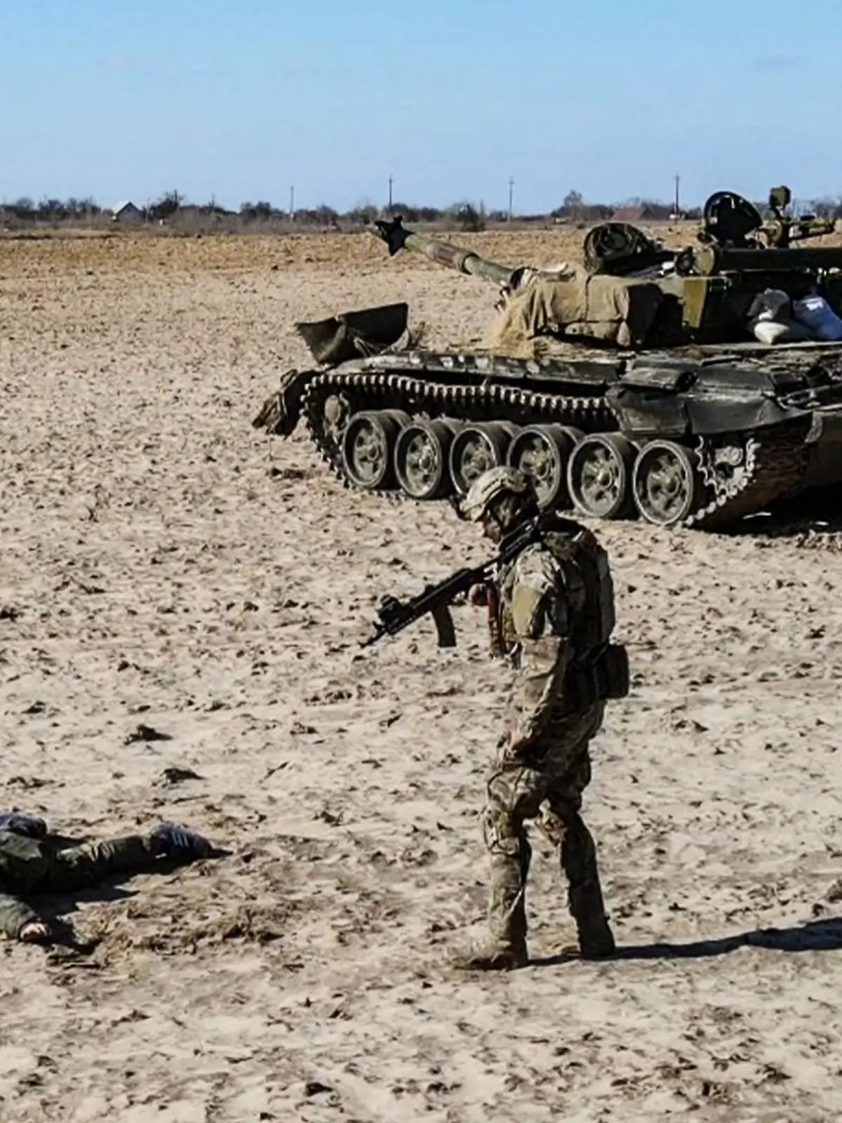 Bild eines russischen Soldaten, der vor den Ukrainern kapituliert.
