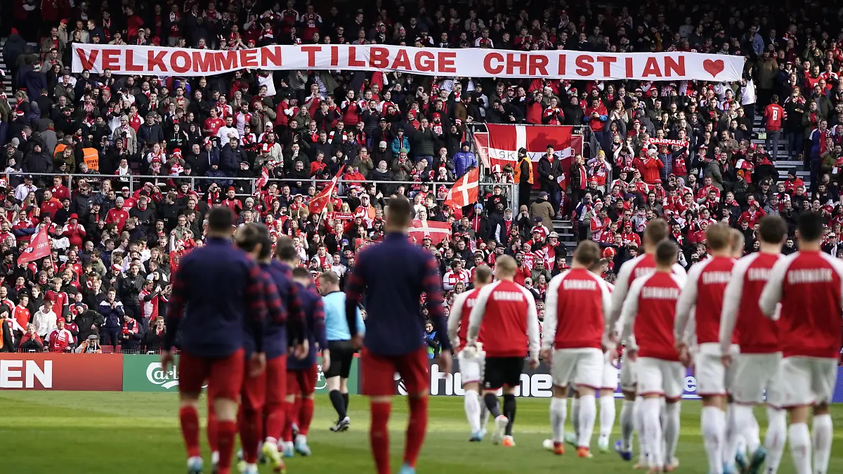 The banner reads: Welcome back Christian - it's for Danish player Christian Eriksen. The friendly match between Denmark and Serbia in the Park, Copenhagen, Tuesday 29 March 2022. (Photo: Liselotte Sabroe / Scanpix 2022)