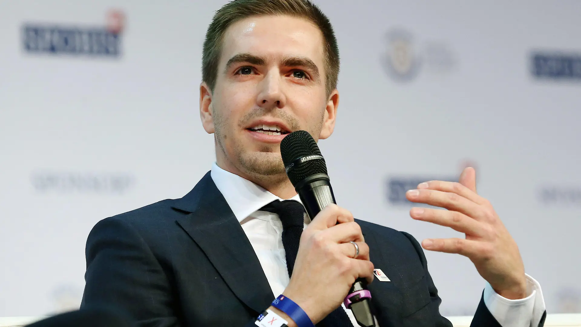 ARCHIV - ARCHIV - 30.01.2018, Nordrhein-Westfalen, Düsseldorf: Philipp Lahm, ehemaliger Fußball-Nationalspieler, beantwortet während einer Talkrunde auf dem Sportbusiness-Kongress SpoBis Fragen des Moderators. (zu dpa "ARD plant nicht mehr mit Lahm als TV-Experten" vom 31.07.2018) Foto: Roland Weihrauch/dpa +++ dpa-Bildfunk +++