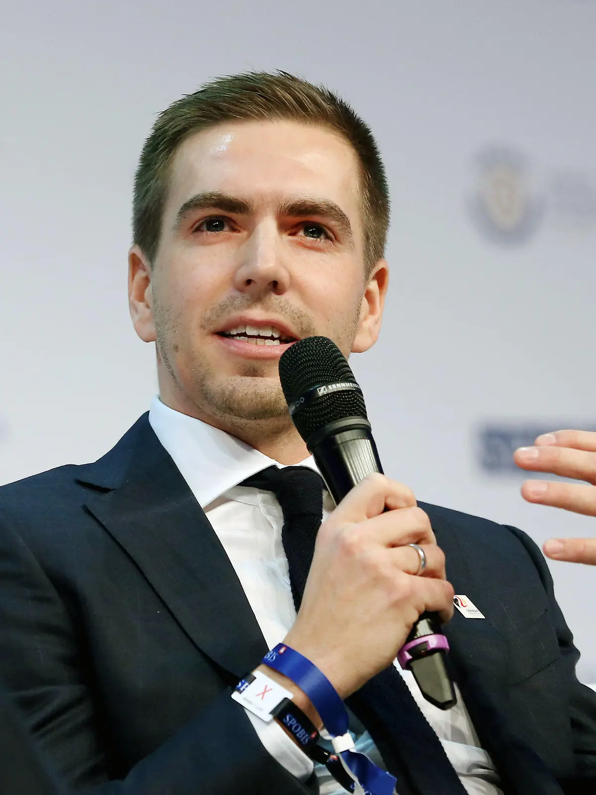 ARCHIV - ARCHIV - 30.01.2018, Nordrhein-Westfalen, Düsseldorf: Philipp Lahm, ehemaliger Fußball-Nationalspieler, beantwortet während einer Talkrunde auf dem Sportbusiness-Kongress SpoBis Fragen des Moderators. (zu dpa "ARD plant nicht mehr mit Lahm als TV-Experten" vom 31.07.2018) Foto: Roland Weihrauch/dpa +++ dpa-Bildfunk +++