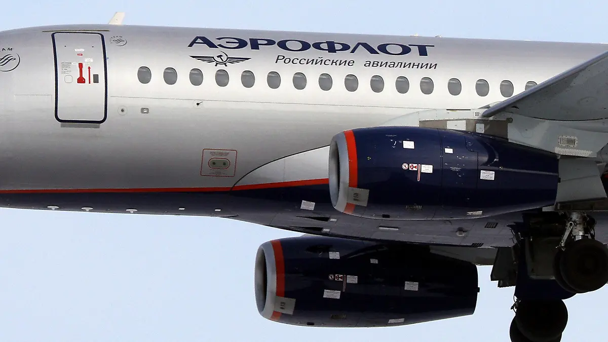 ARCHIV - 30.04.2019, Russland, Moskau: Der russiche Schriftzug und das Logo von «Aeroflot» auf einem Flugzeug der Airline Aeroflot. Mit der Androhung neuer und weltweit greifender Sanktionen will die US-Regierung Dutzende russische Flugzeuge «effektiv stilllegen». Zu den betroffenen 99 Maschinen gehört demnach etwa ein Fünftel aller Flugzeuge der staatlichen russischen Airline Aeroflot. (Zu dpa «US-Regierung will 99 russische Flugzeuge «effektiv stilllegen»») Foto: Marina Lystseva/AP/dpa +++ dpa-Bildfunk +++